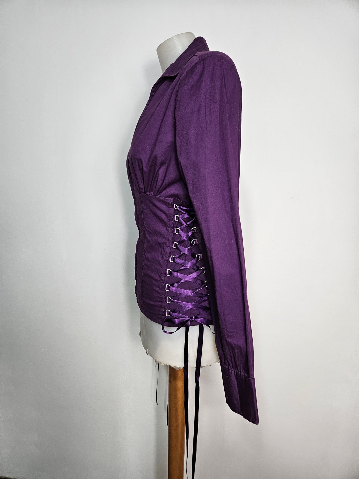 Chemise violette à laçage