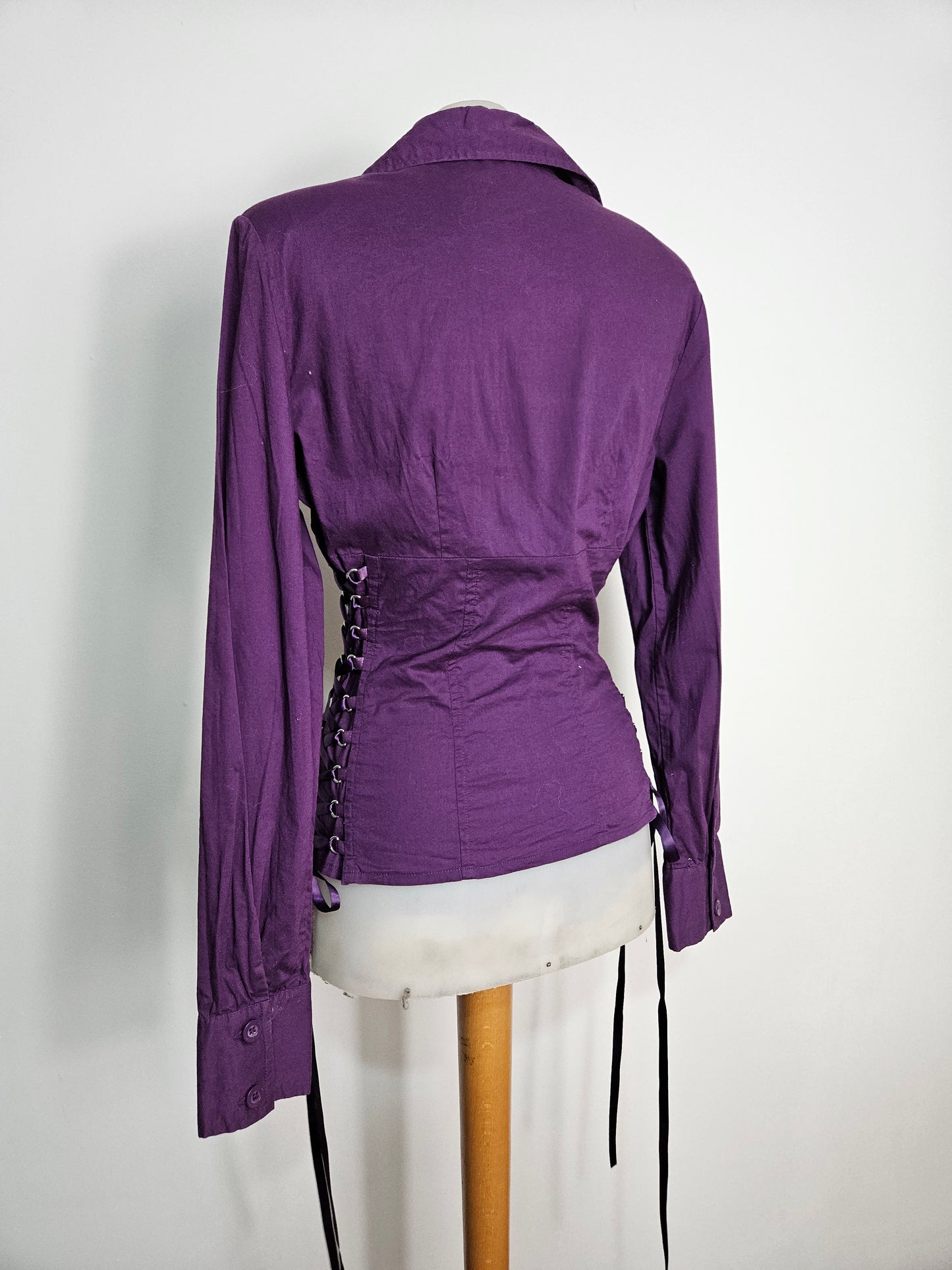 Chemise violette à laçage