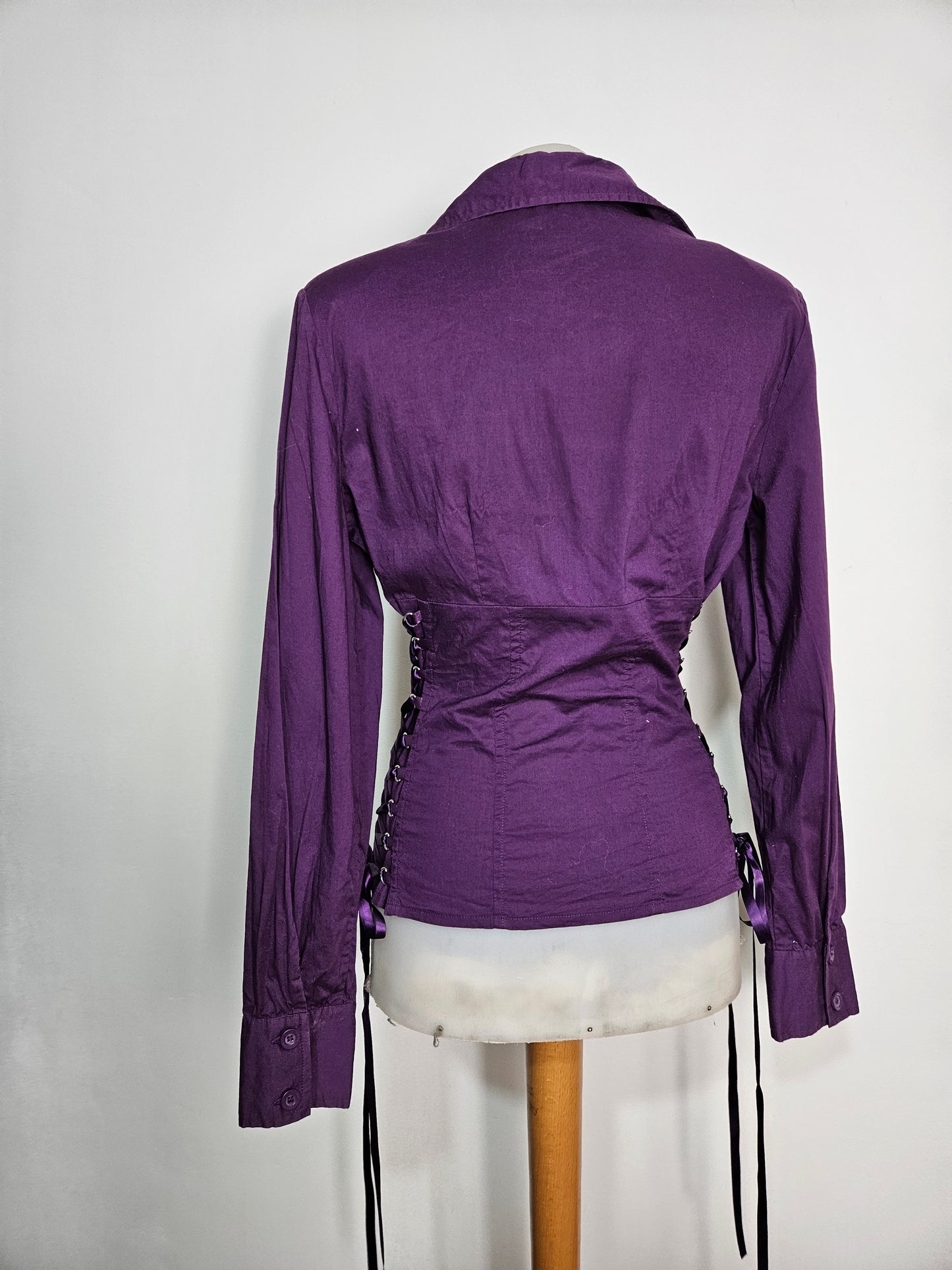 Chemise violette à laçage