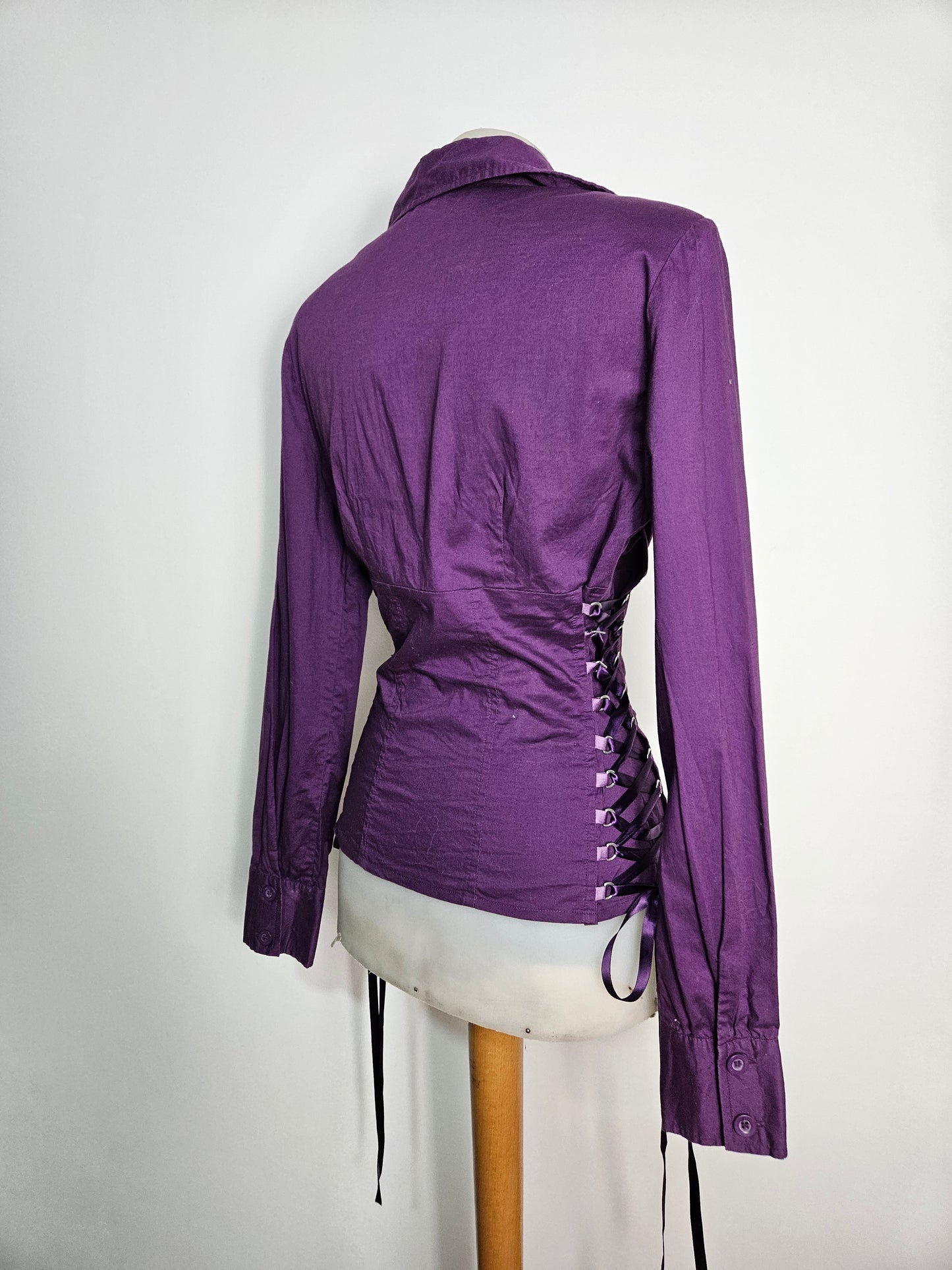 Chemise violette à laçage