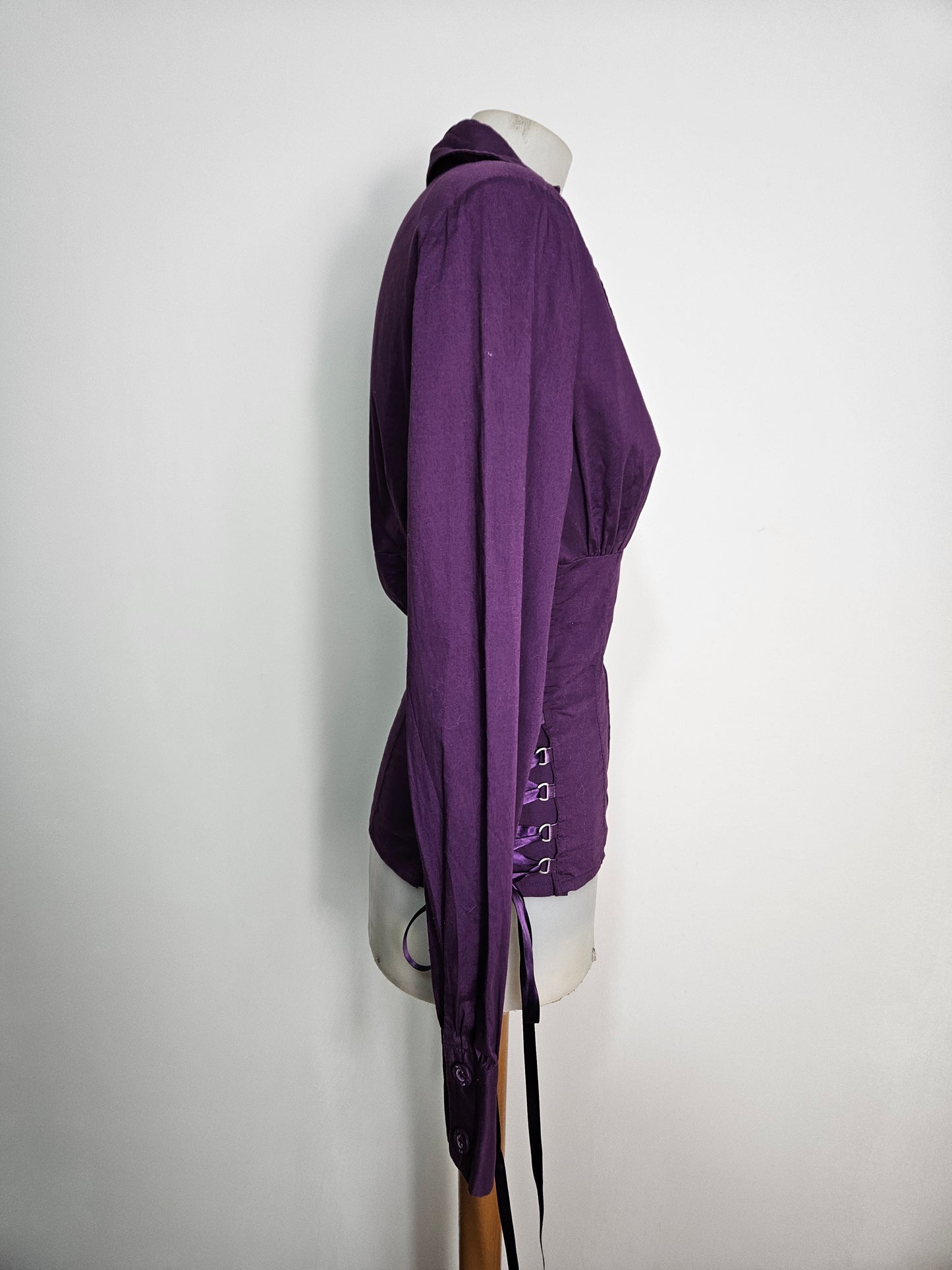 Chemise violette à laçage
