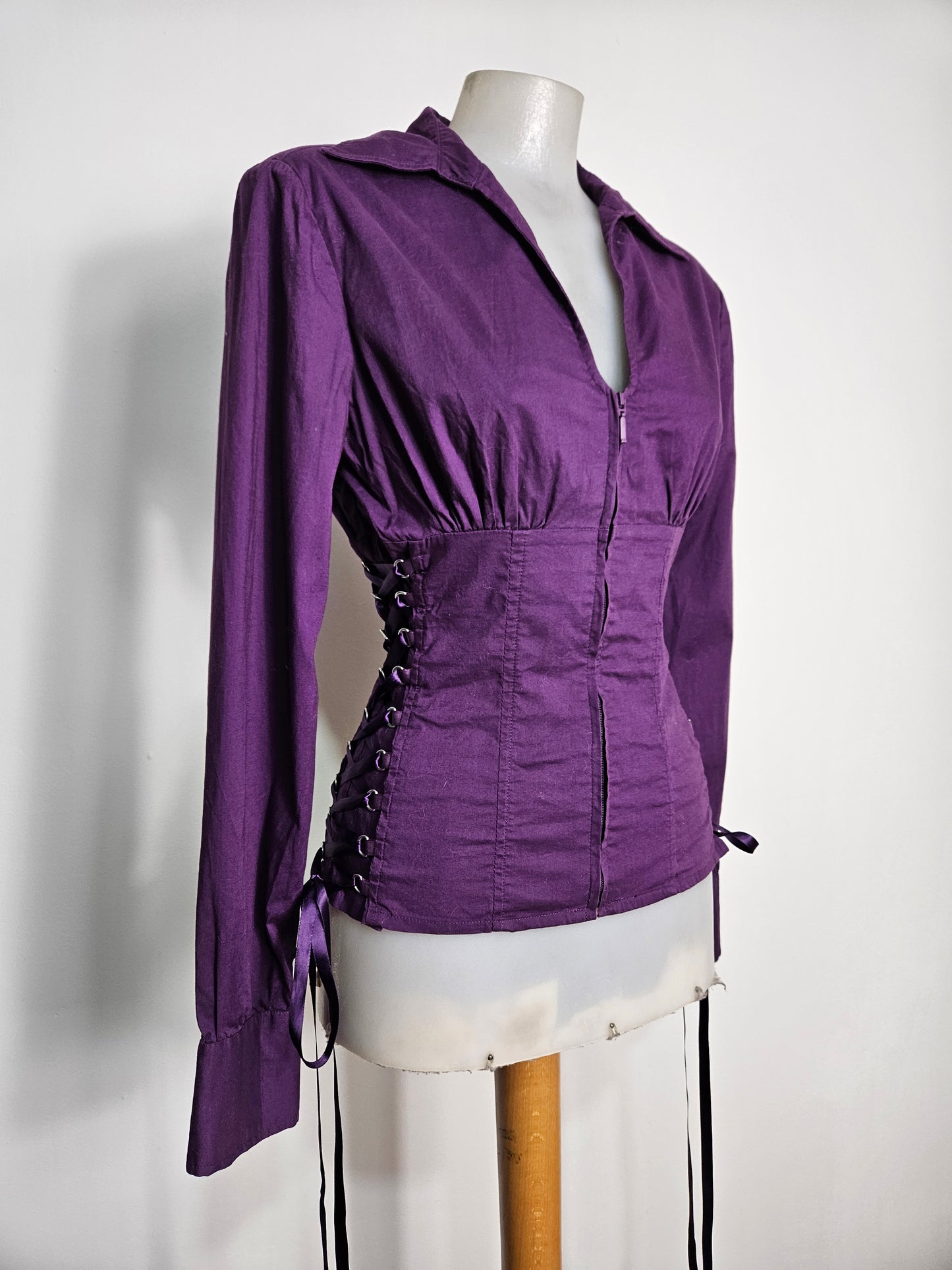 Chemise violette à laçage