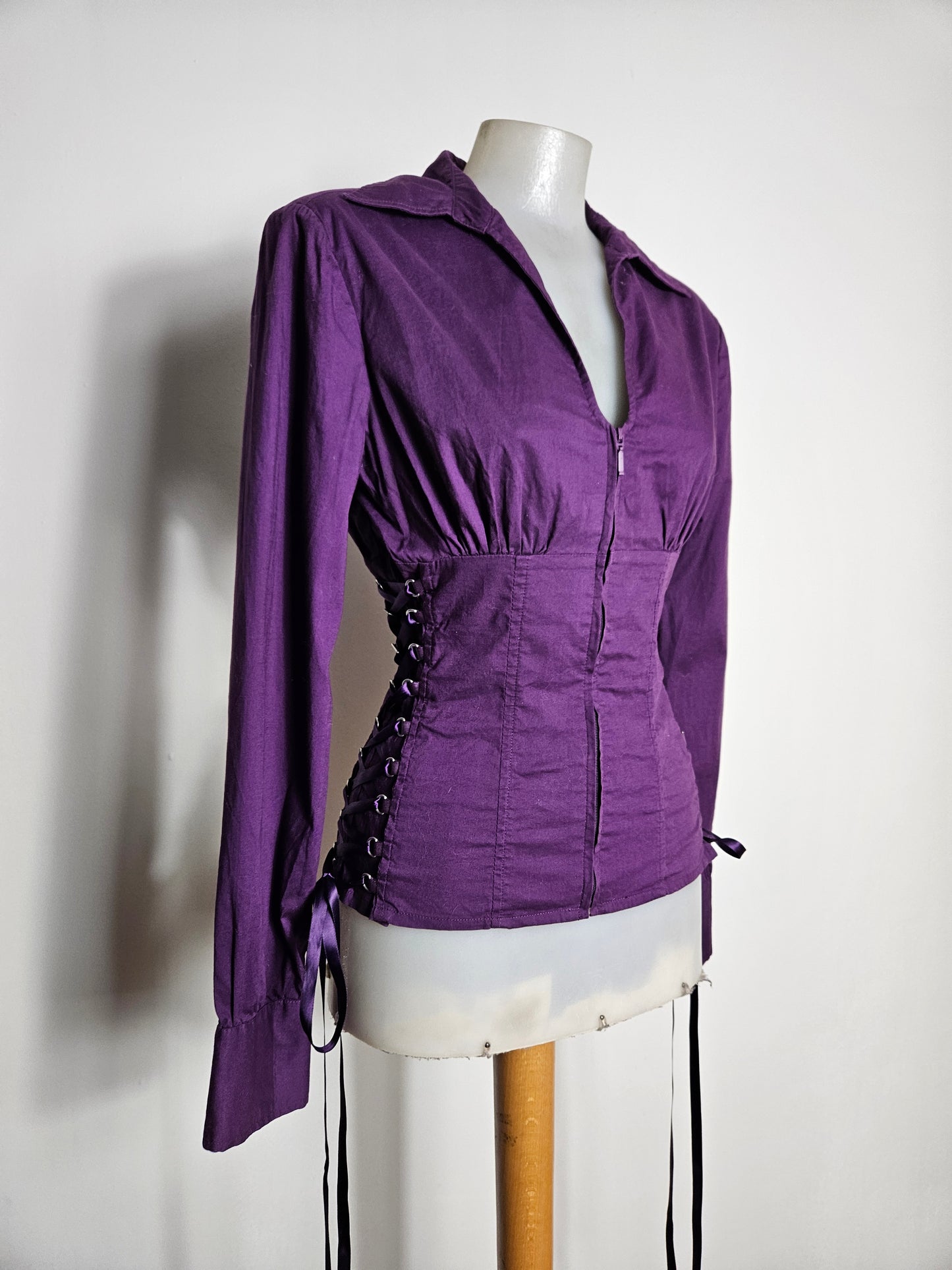 Chemise violette à laçage