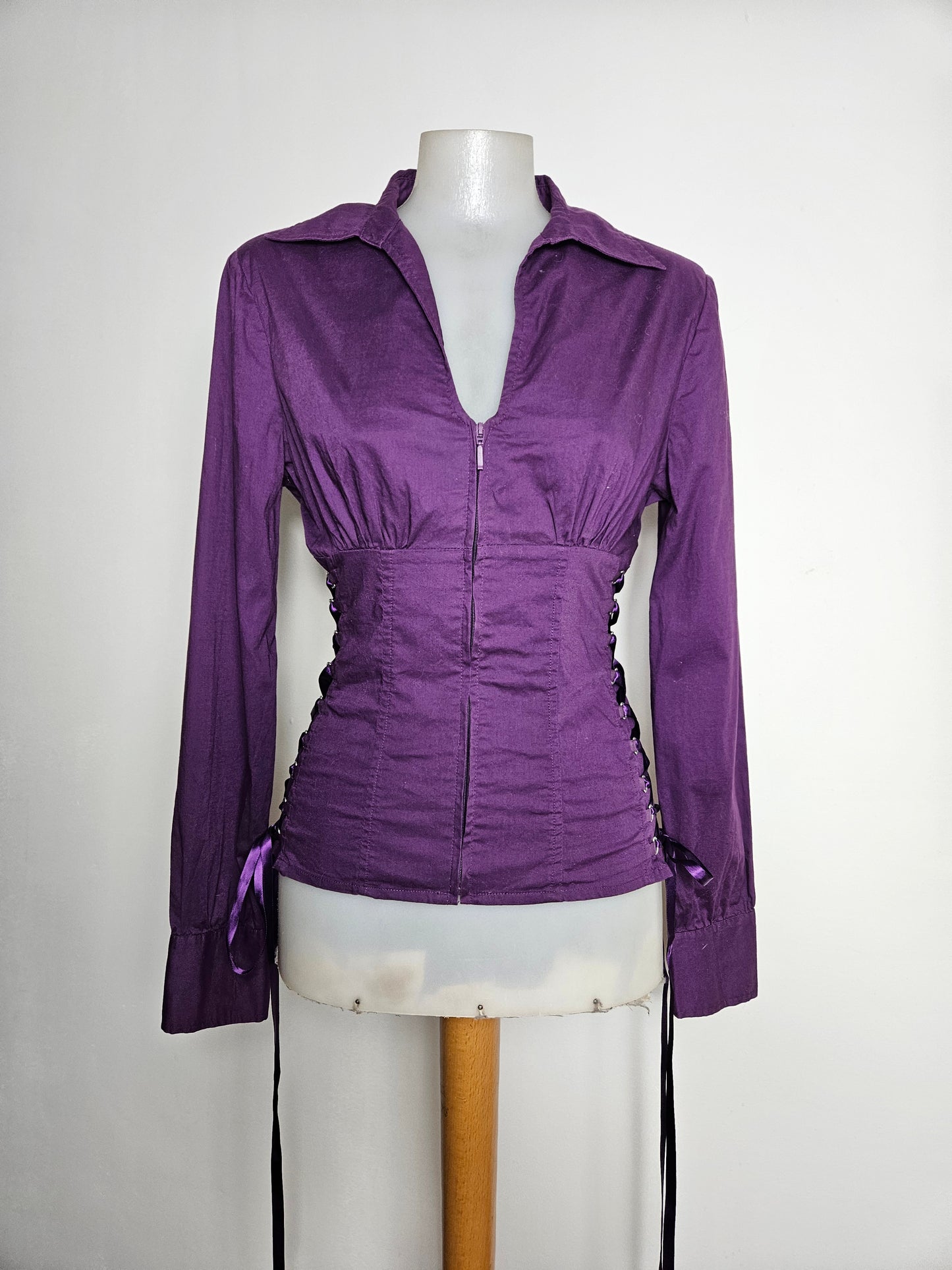 Chemise violette à laçage