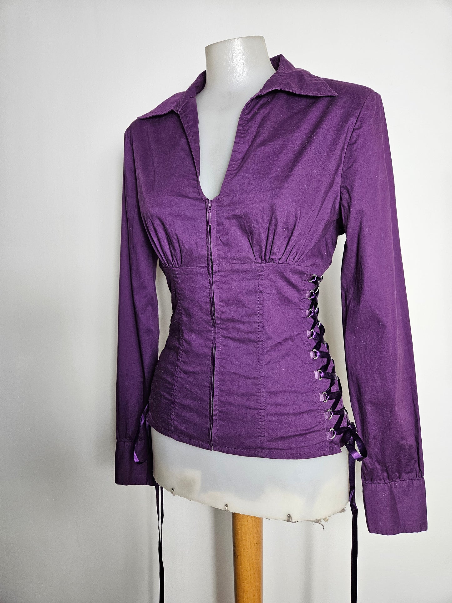 Chemise violette à laçage