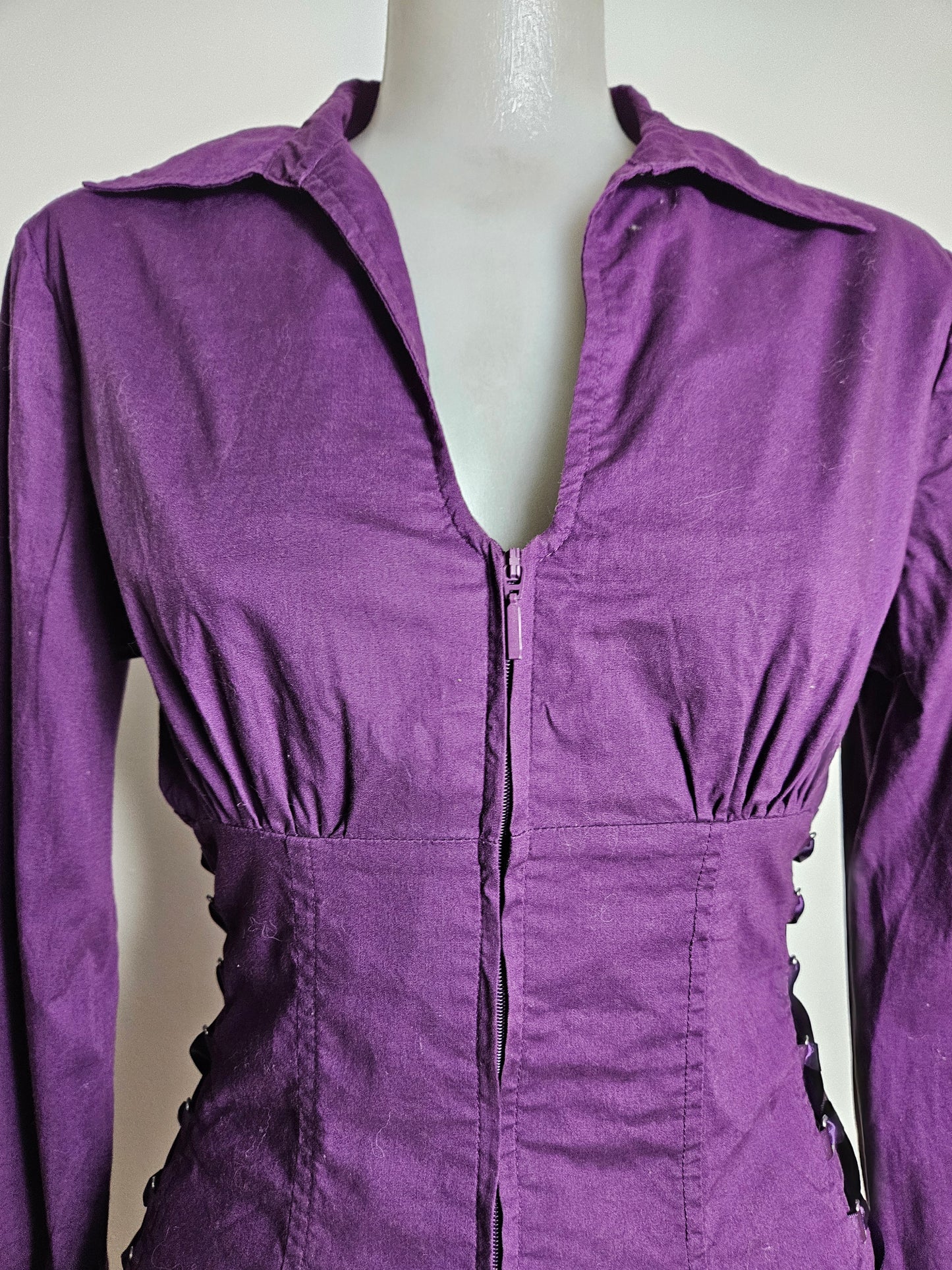 Chemise violette à laçage