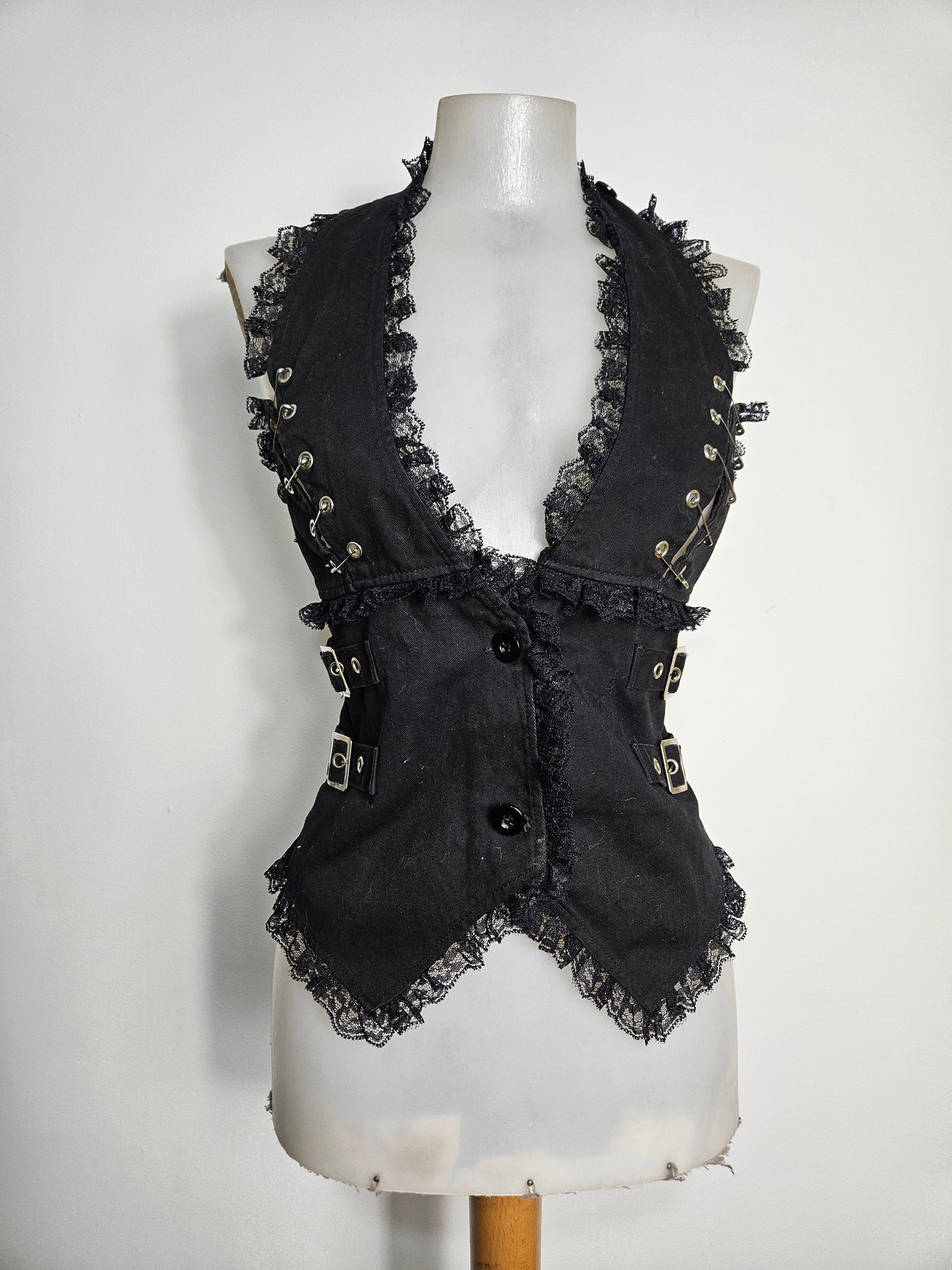 Haut dos nu avec safety pins