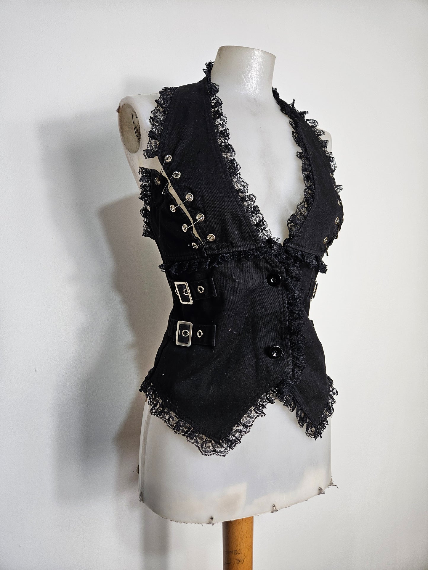 Haut dos nu avec safety pins