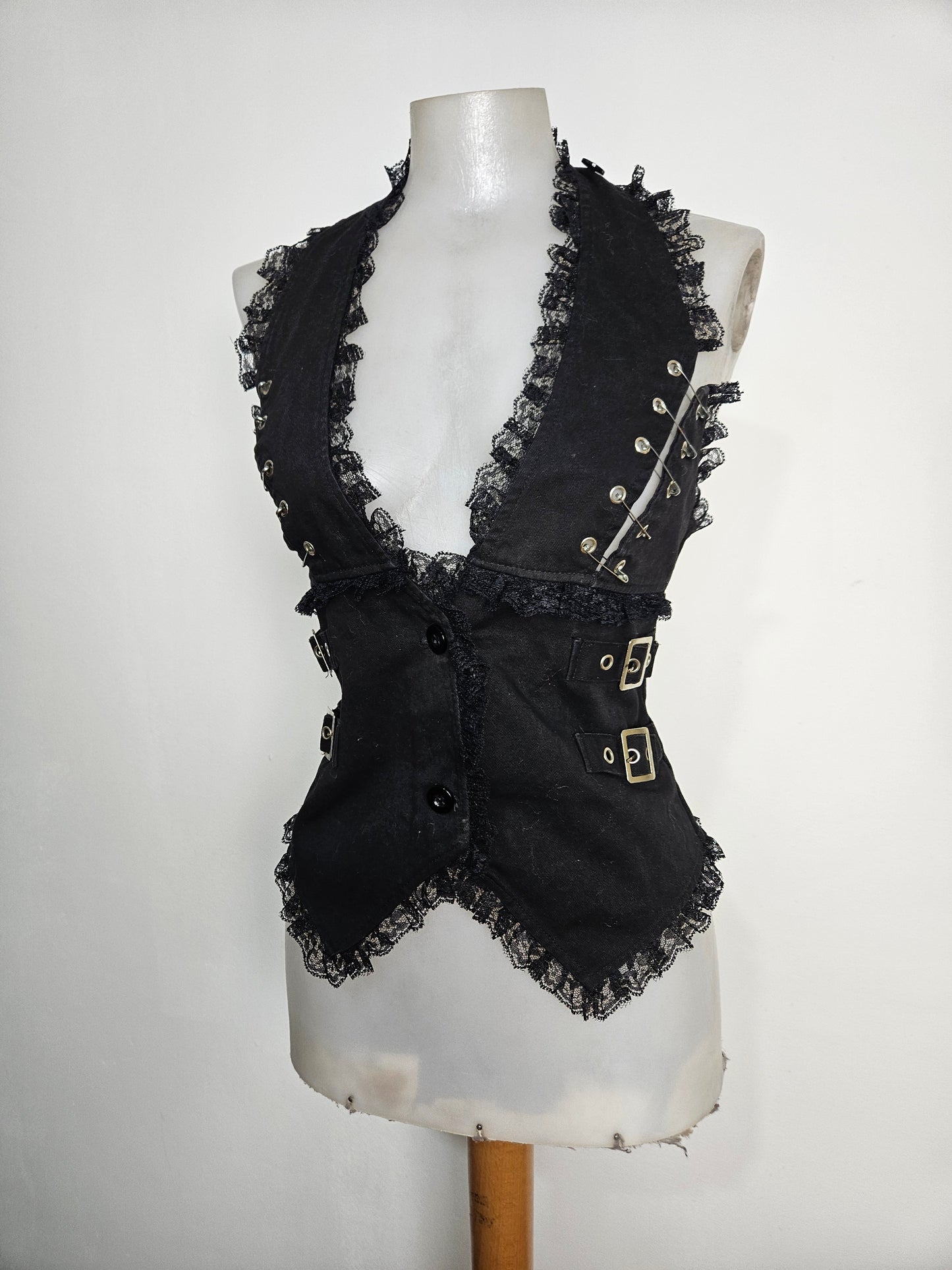 Haut dos nu avec safety pins