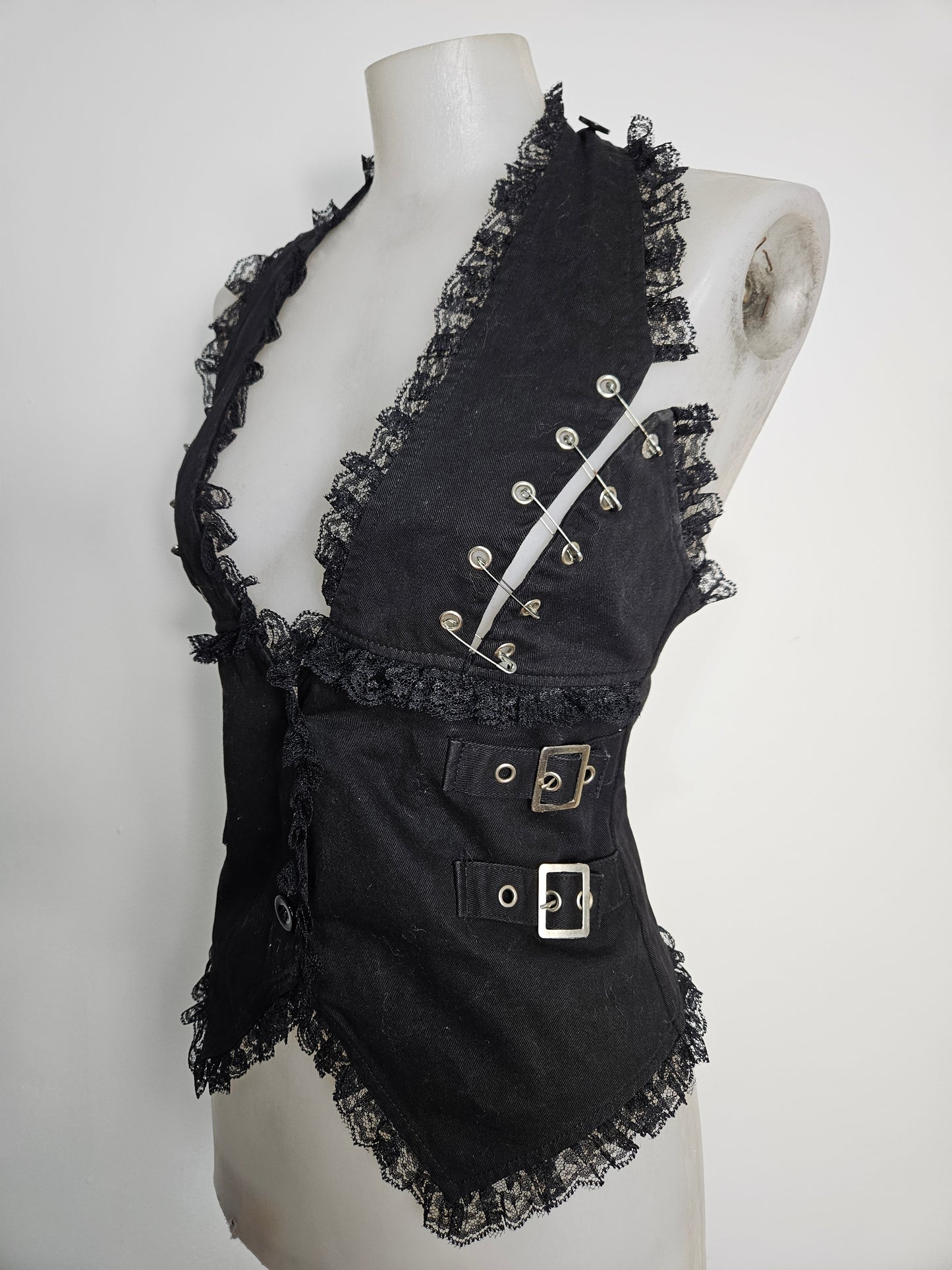 Haut dos nu avec safety pins