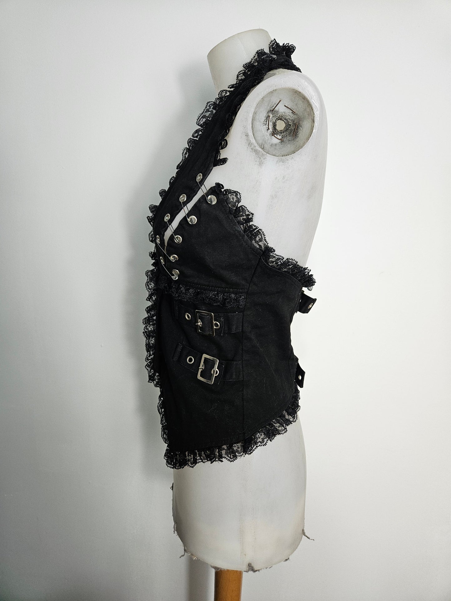 Haut dos nu avec safety pins