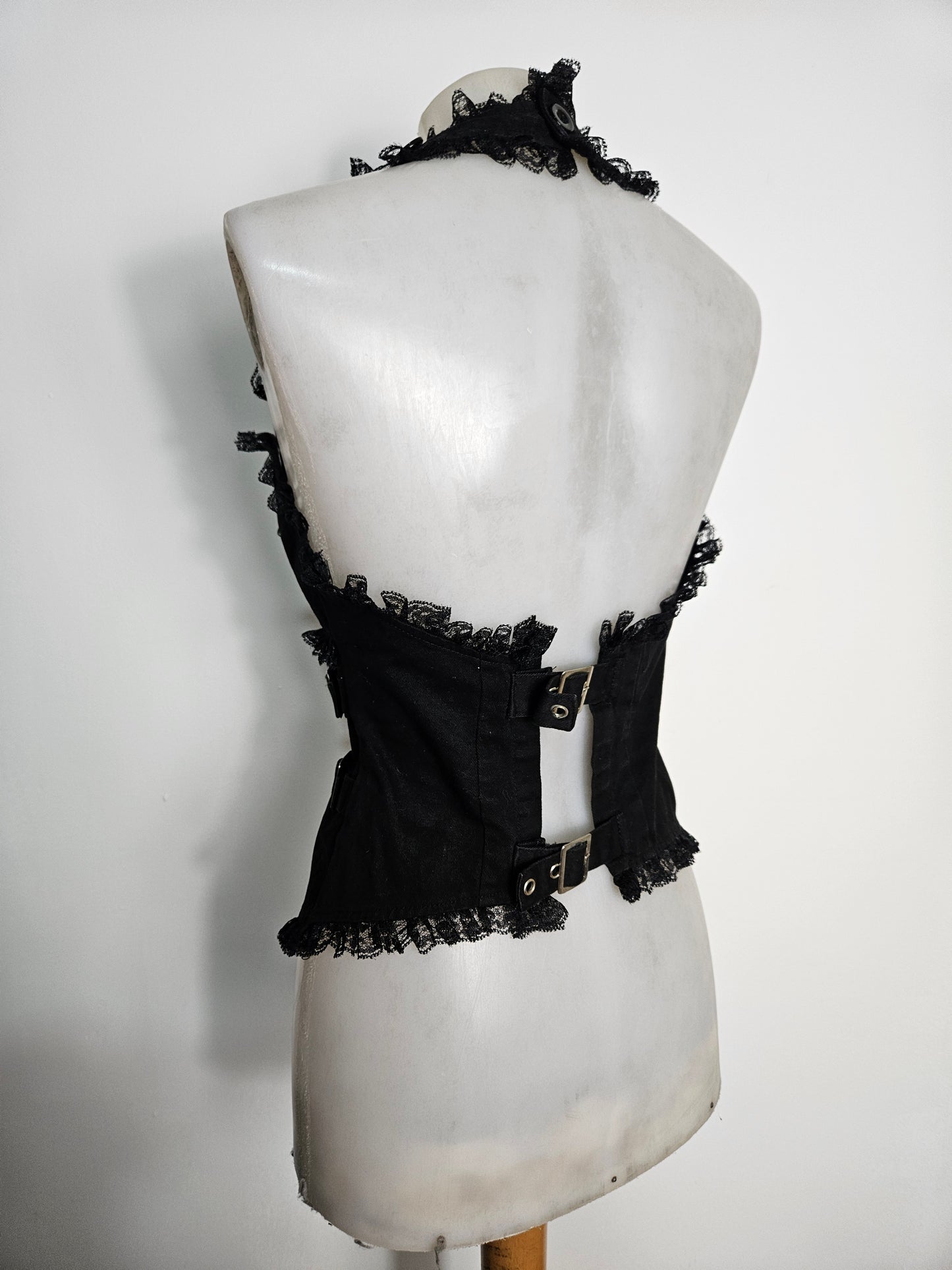 Haut dos nu avec safety pins