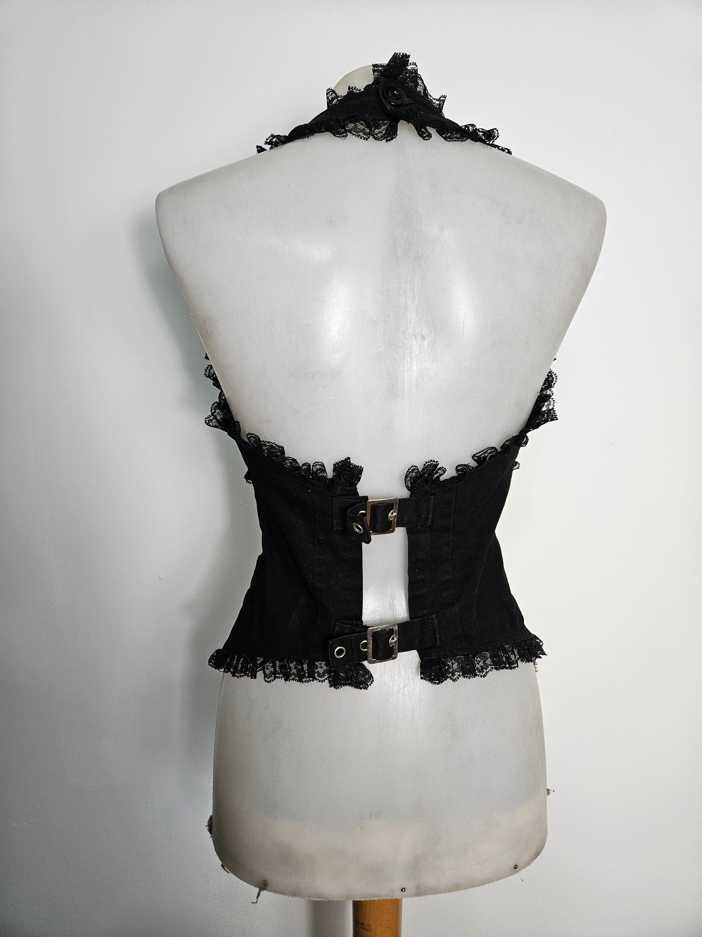 Haut dos nu avec safety pins