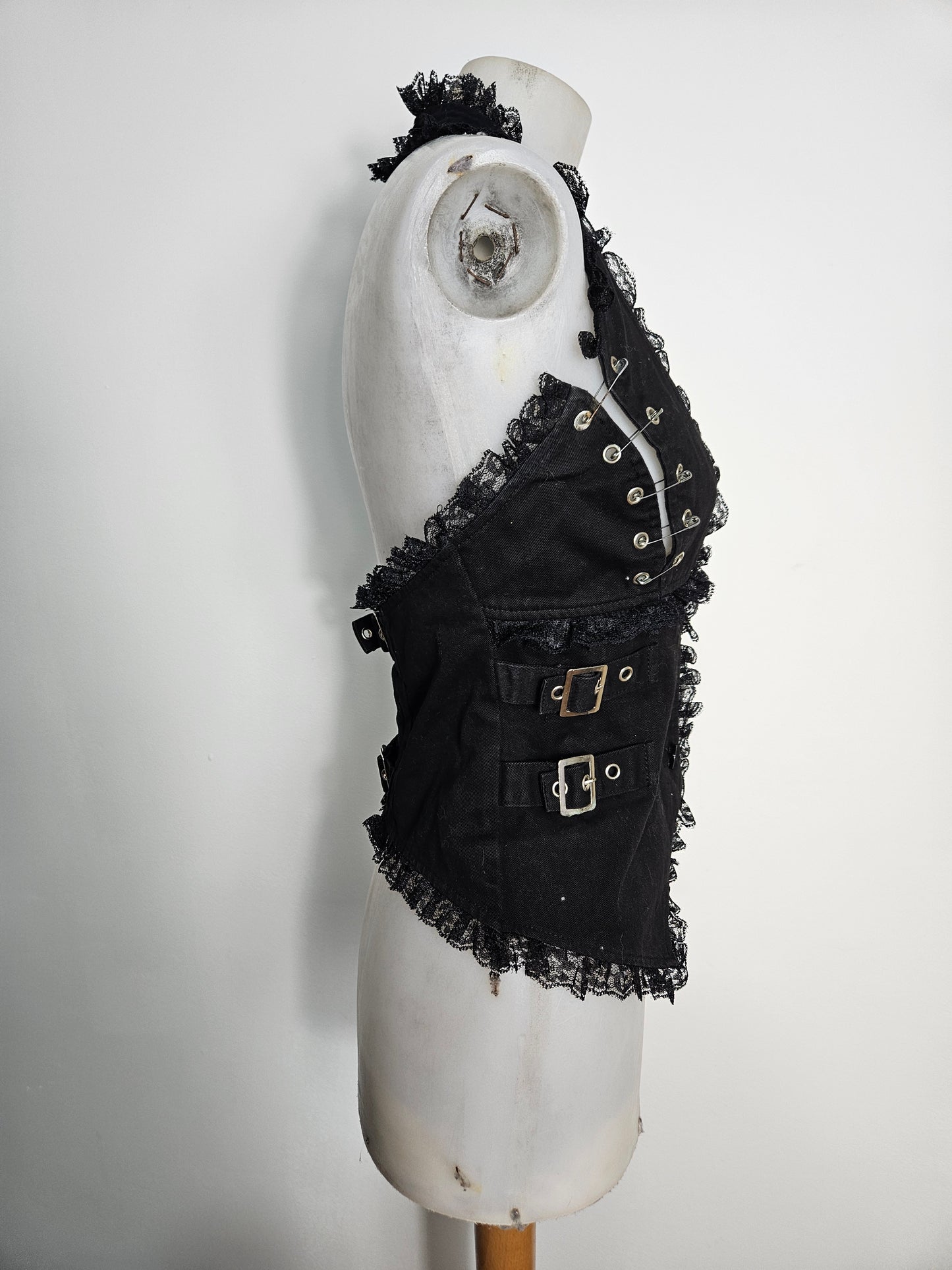 Haut dos nu avec safety pins