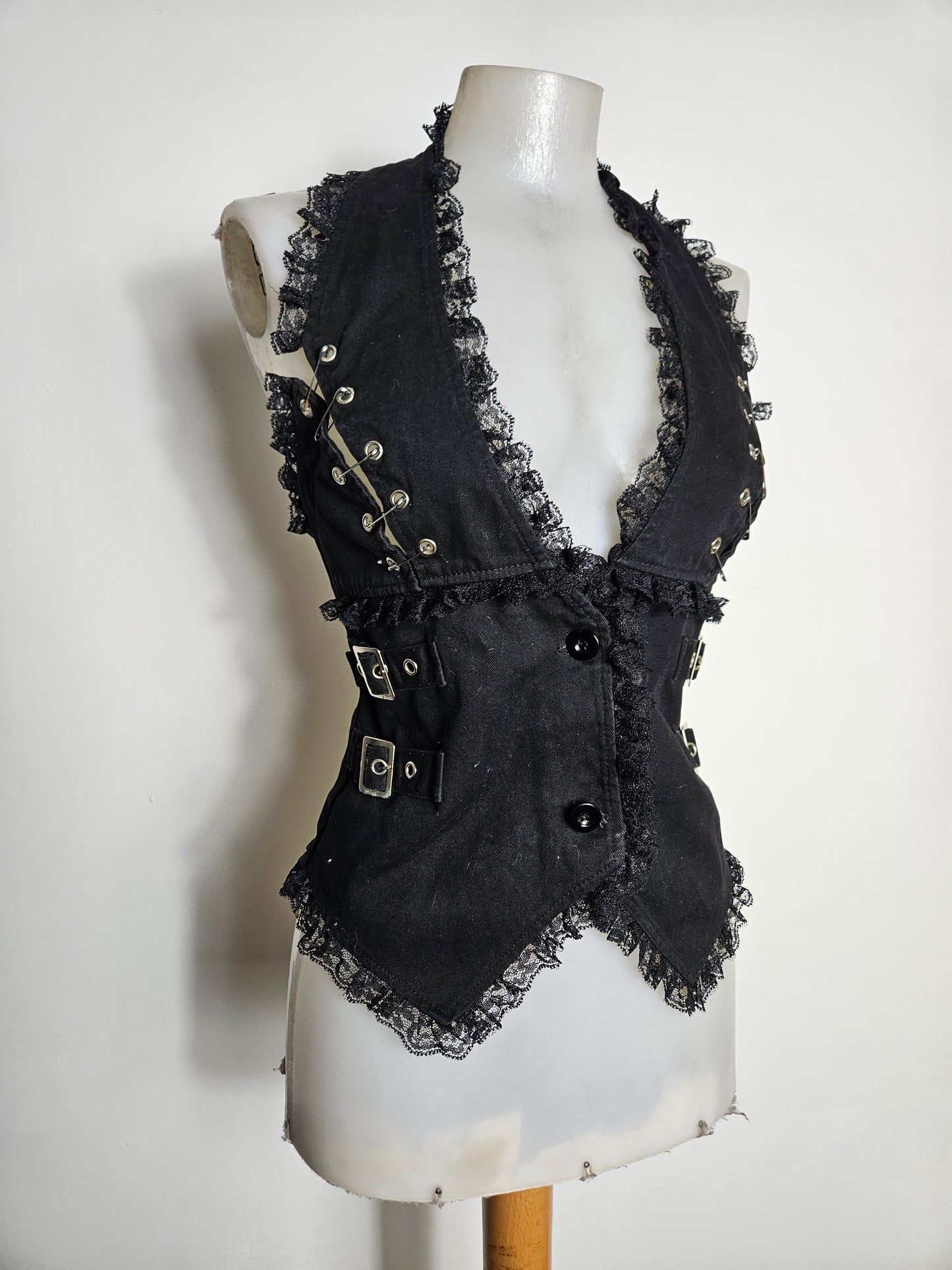 Haut dos nu avec safety pins