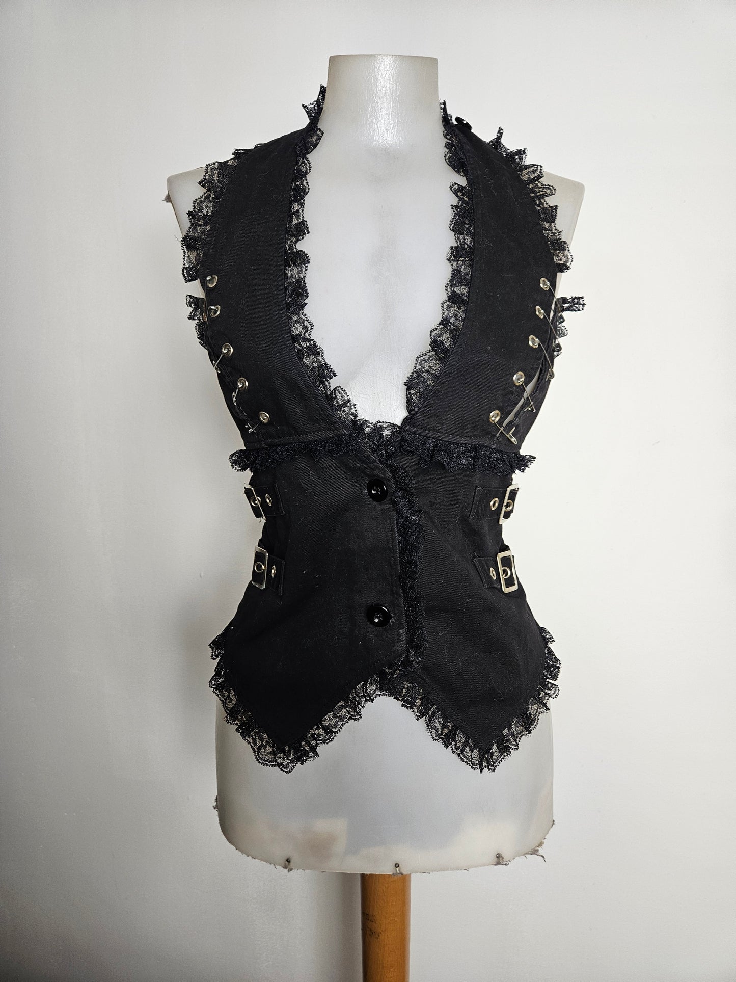 Haut dos nu avec safety pins