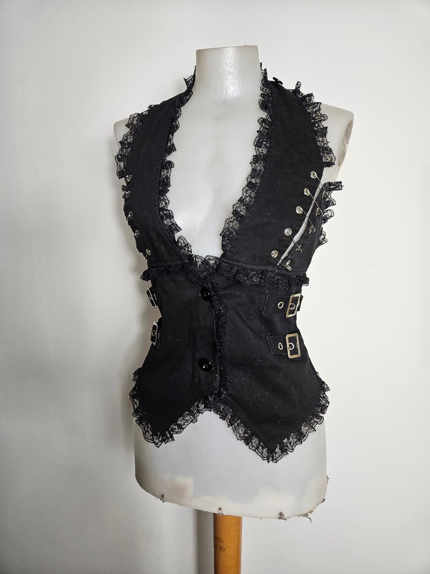 Haut dos nu avec safety pins