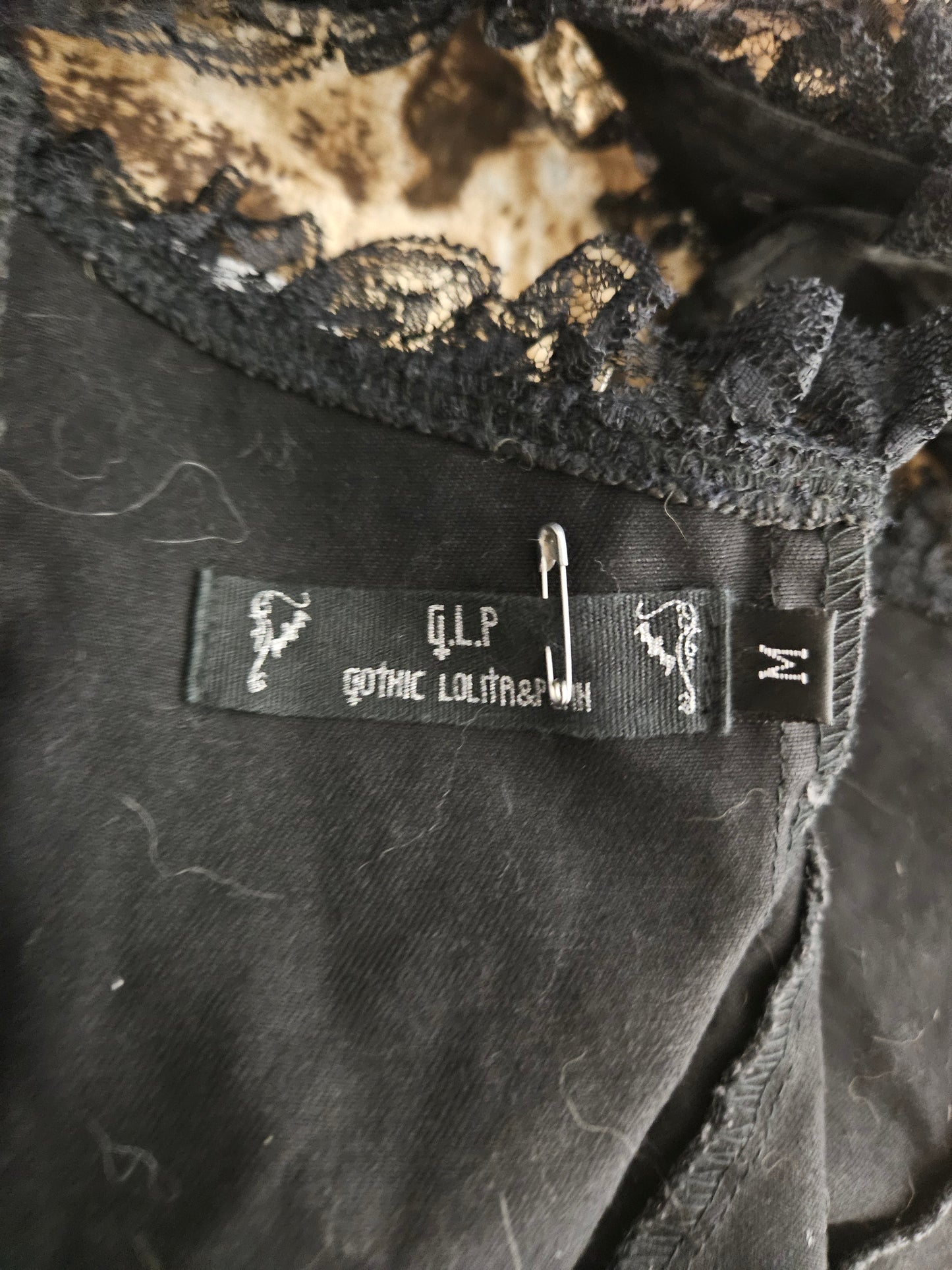 Haut dos nu avec safety pins