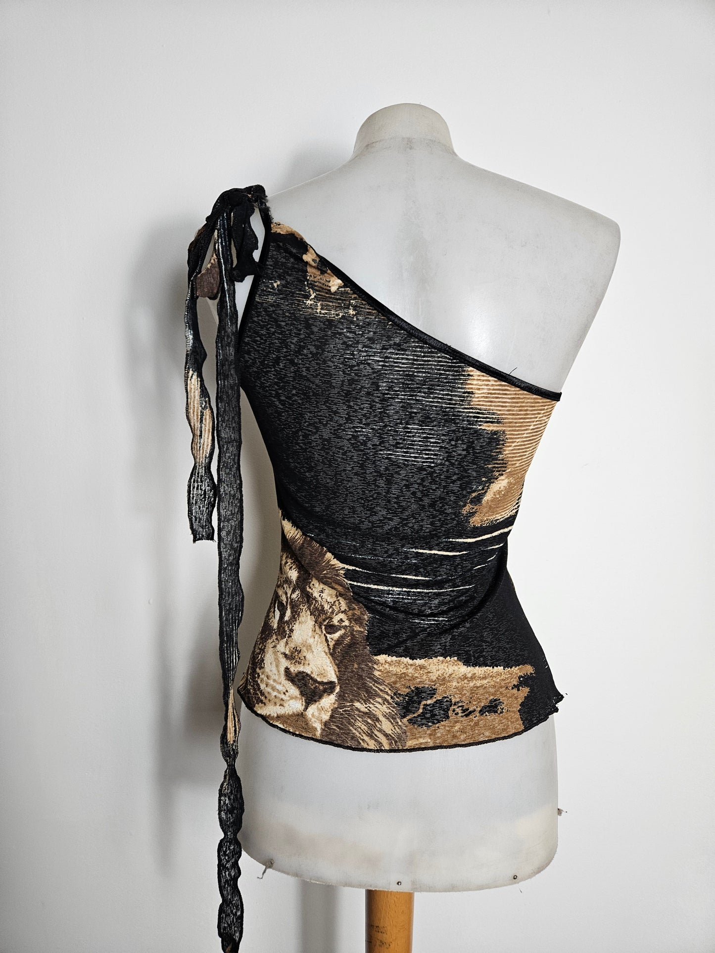 Haut asymétrique motif lion