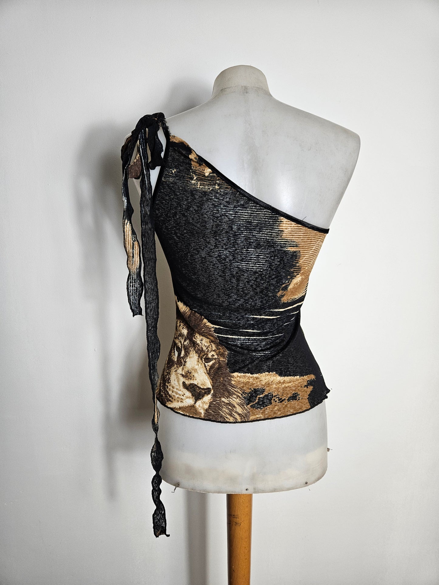 Haut asymétrique motif lion