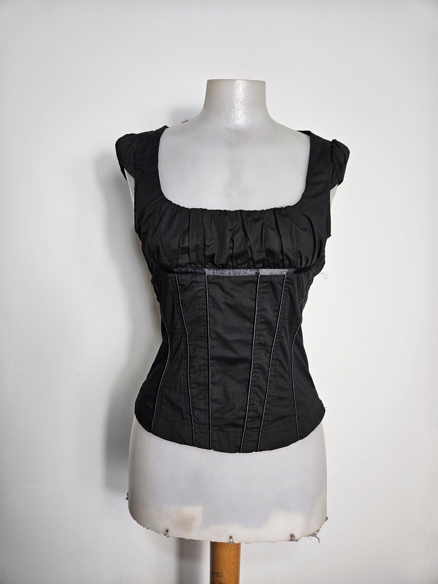 Haut moulant noir col carré