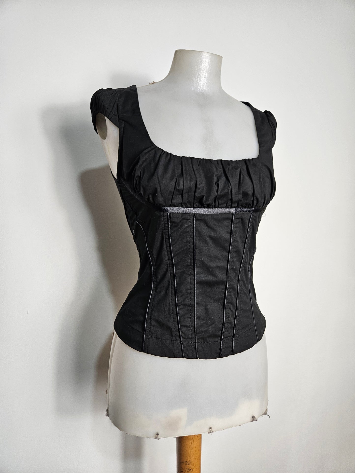 Haut moulant noir col carré