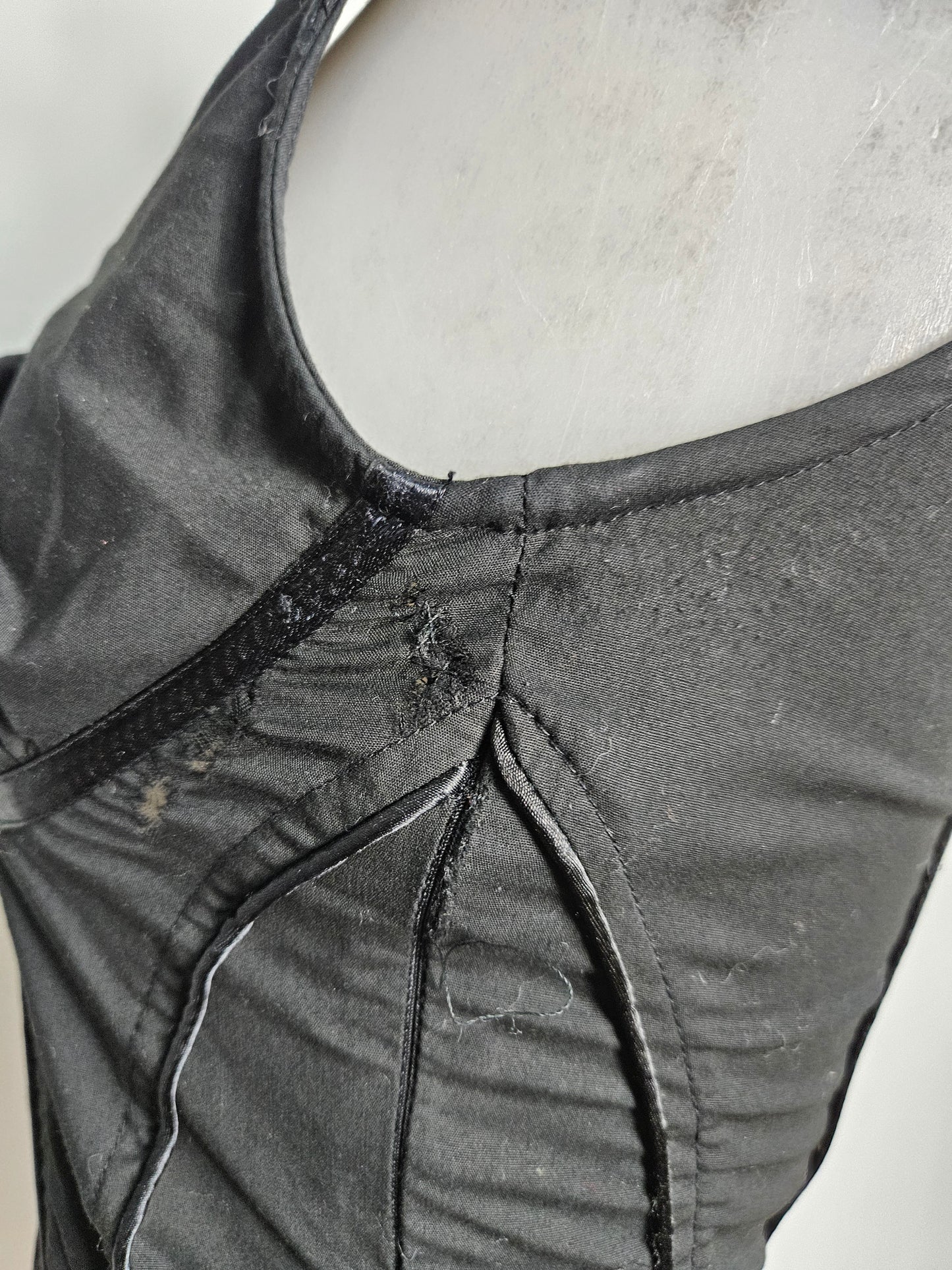 Haut moulant noir col carré