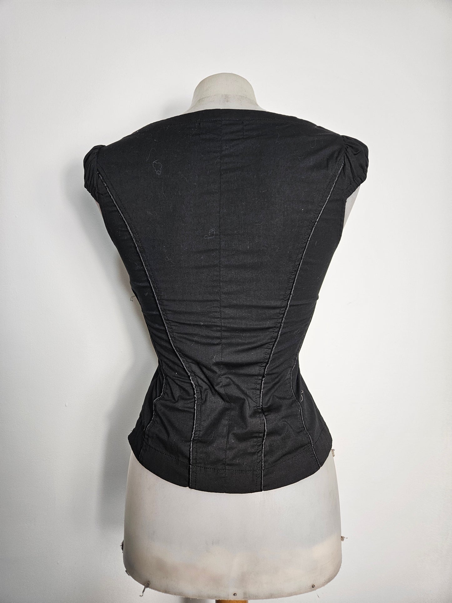 Haut moulant noir col carré