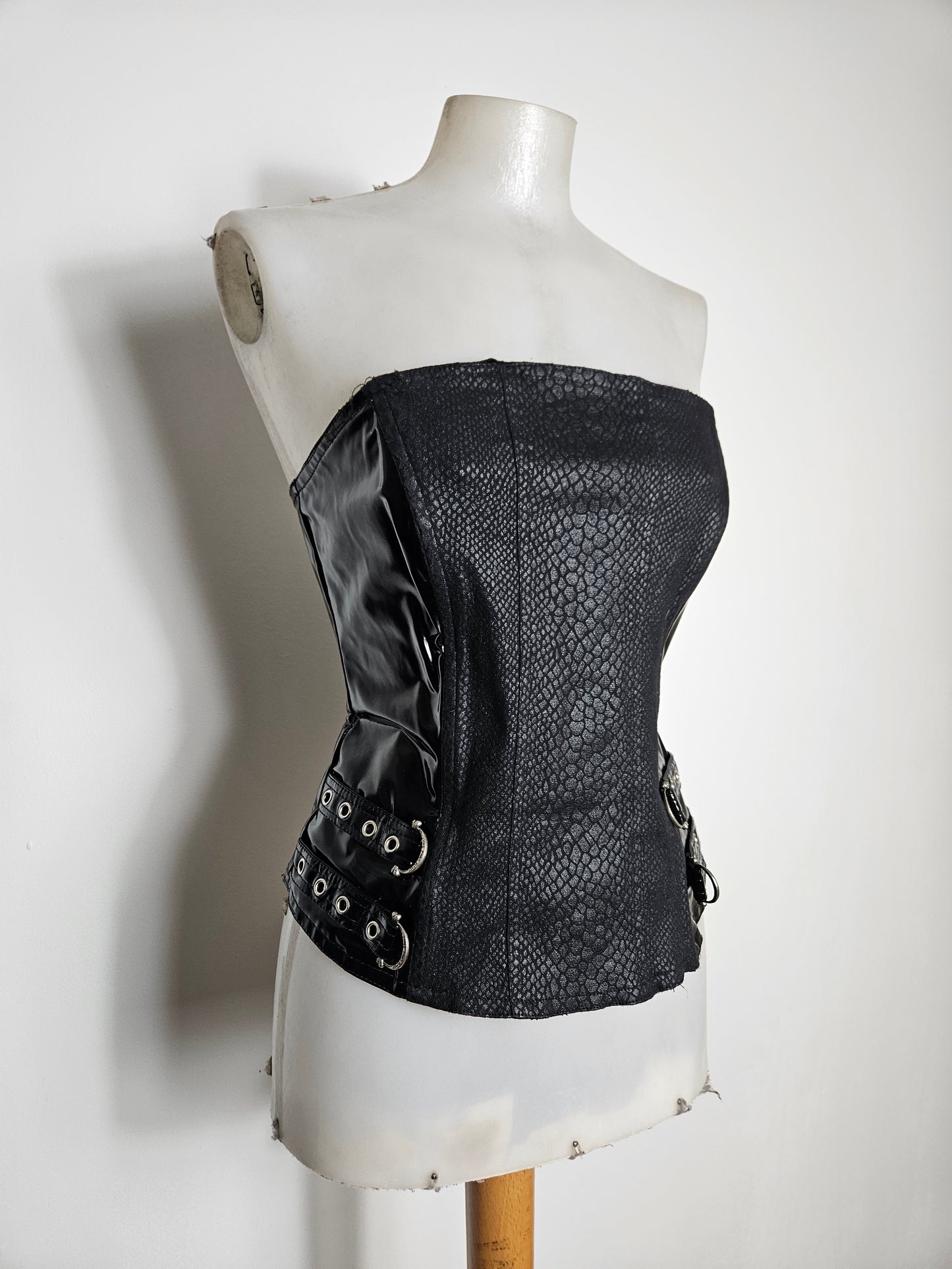 Bustier en similicuir et vinyle