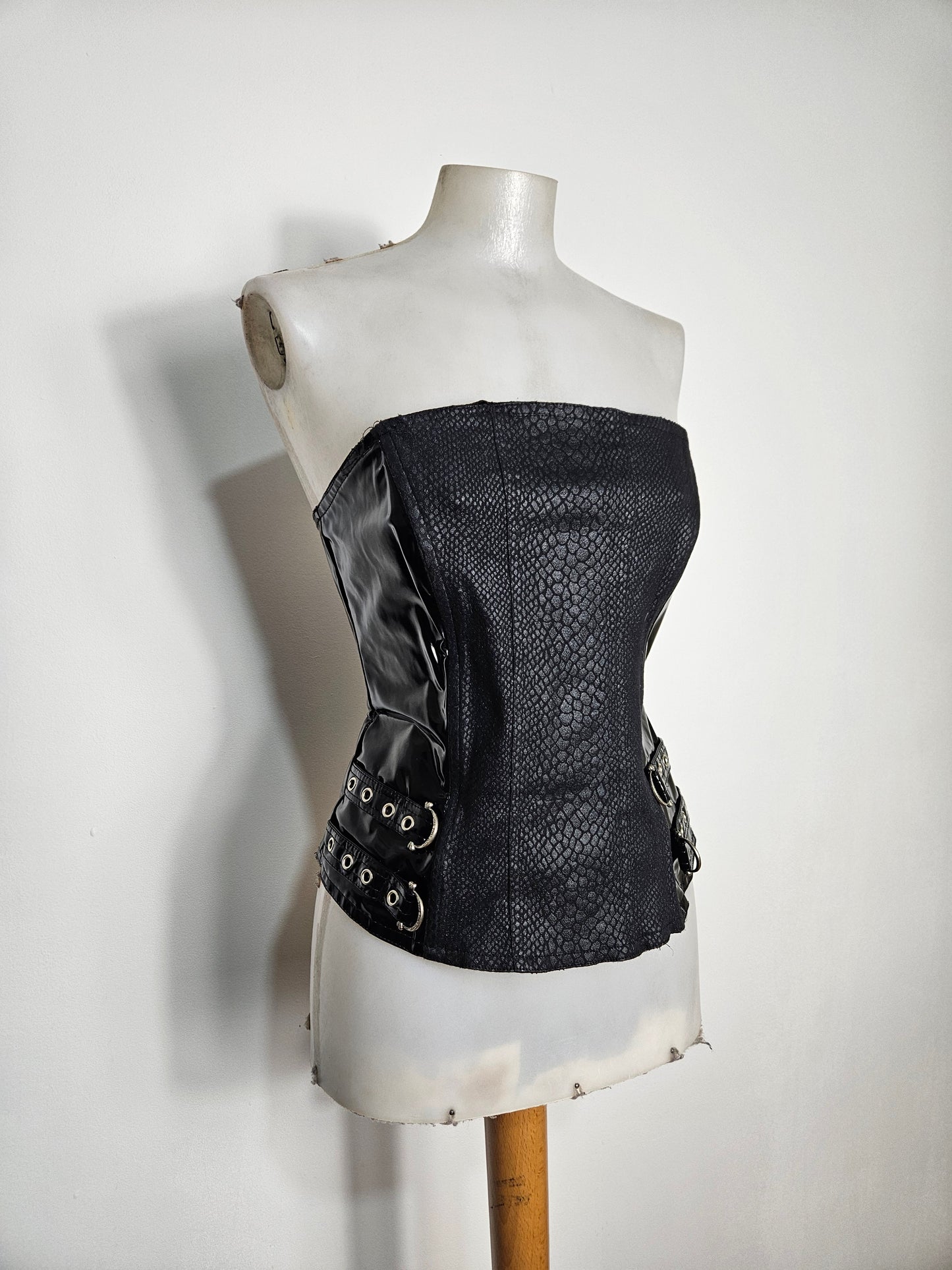 Bustier en similicuir et vinyle