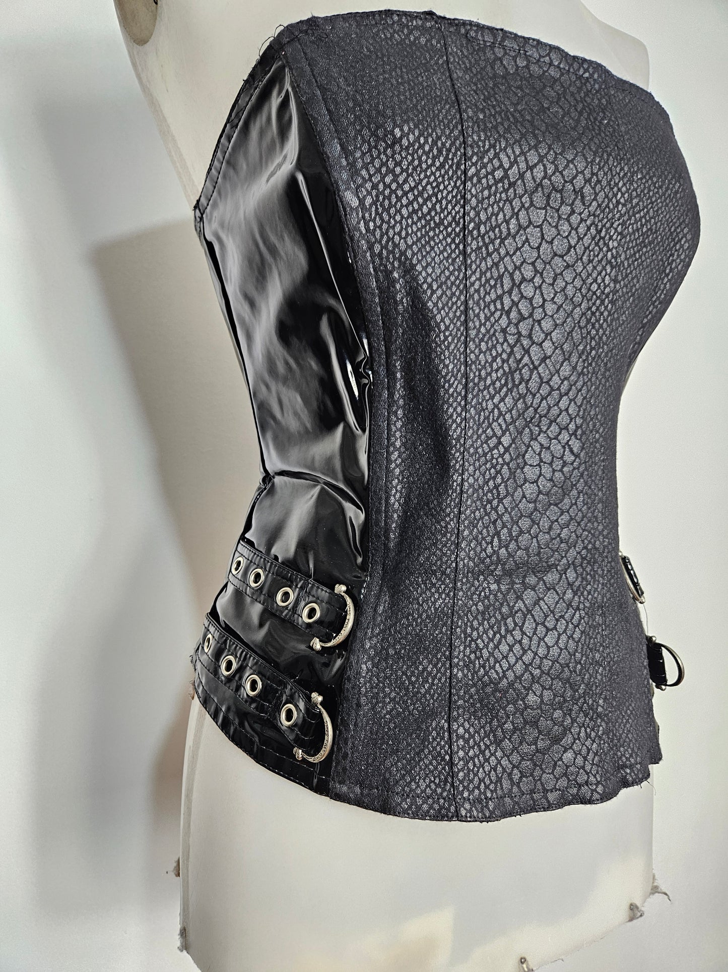 Bustier en similicuir et vinyle