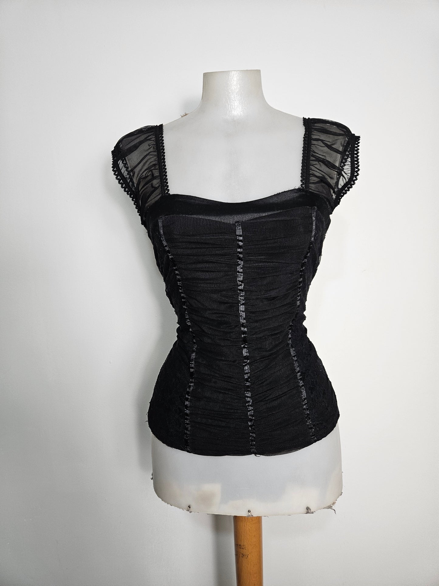 Haut noir en voile plissé