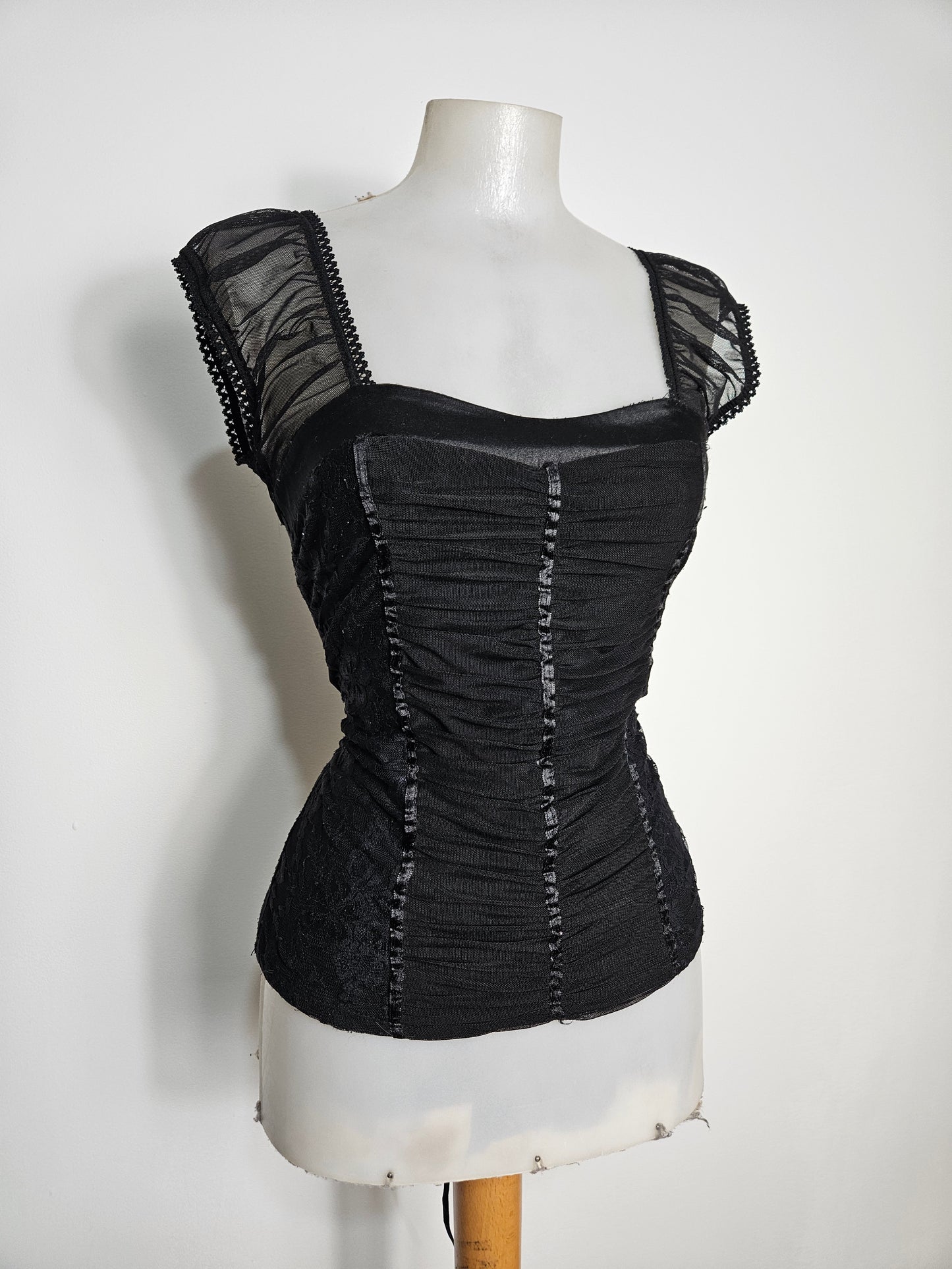 Haut noir en voile plissé