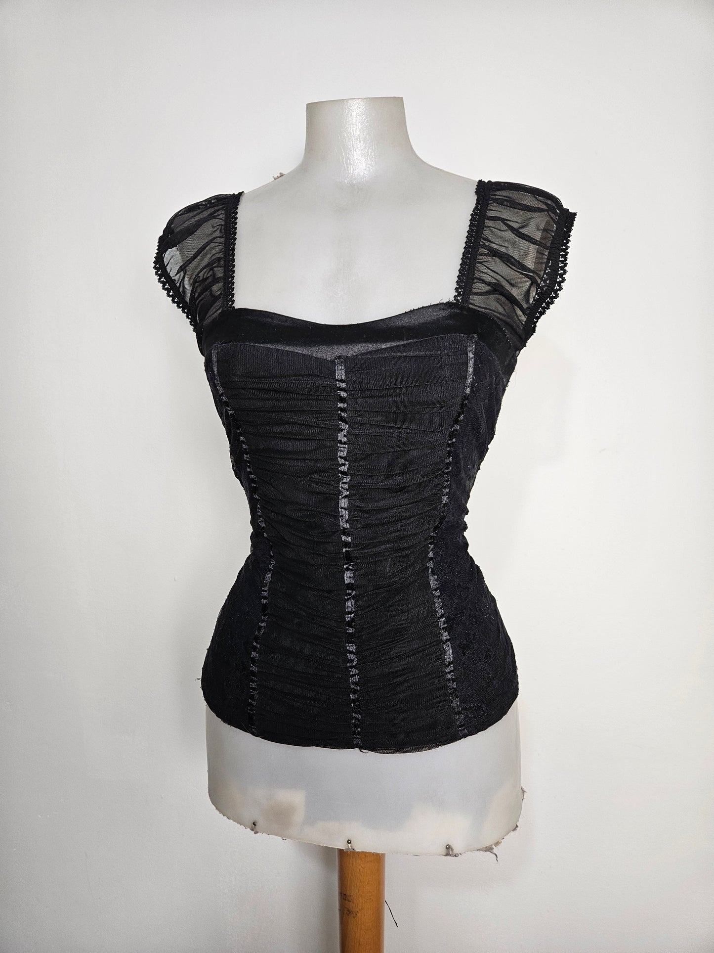 Haut noir en voile plissé