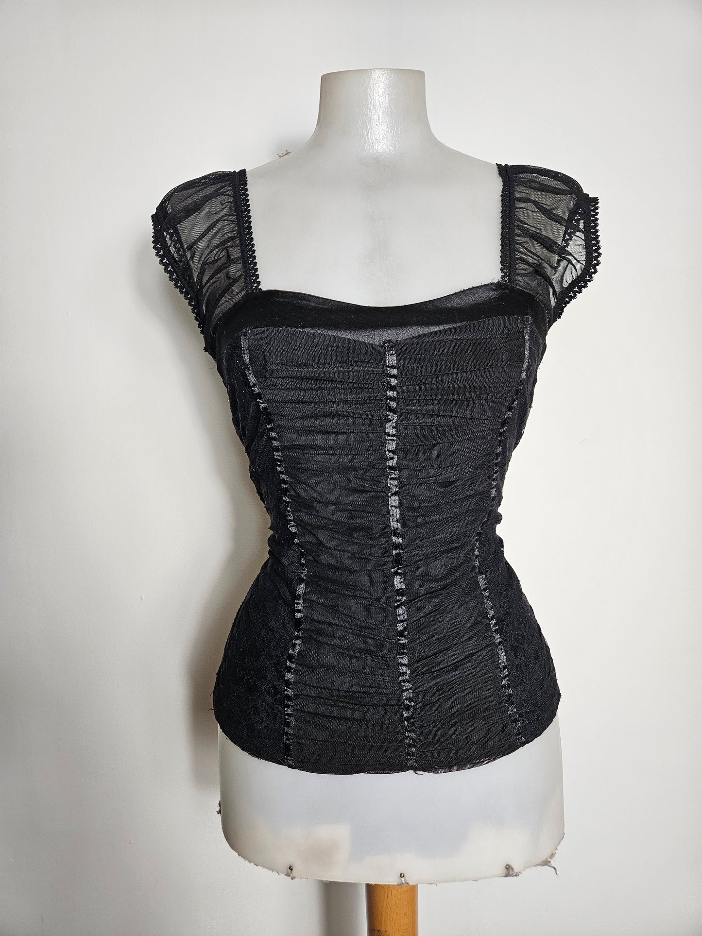 Haut noir en voile plissé