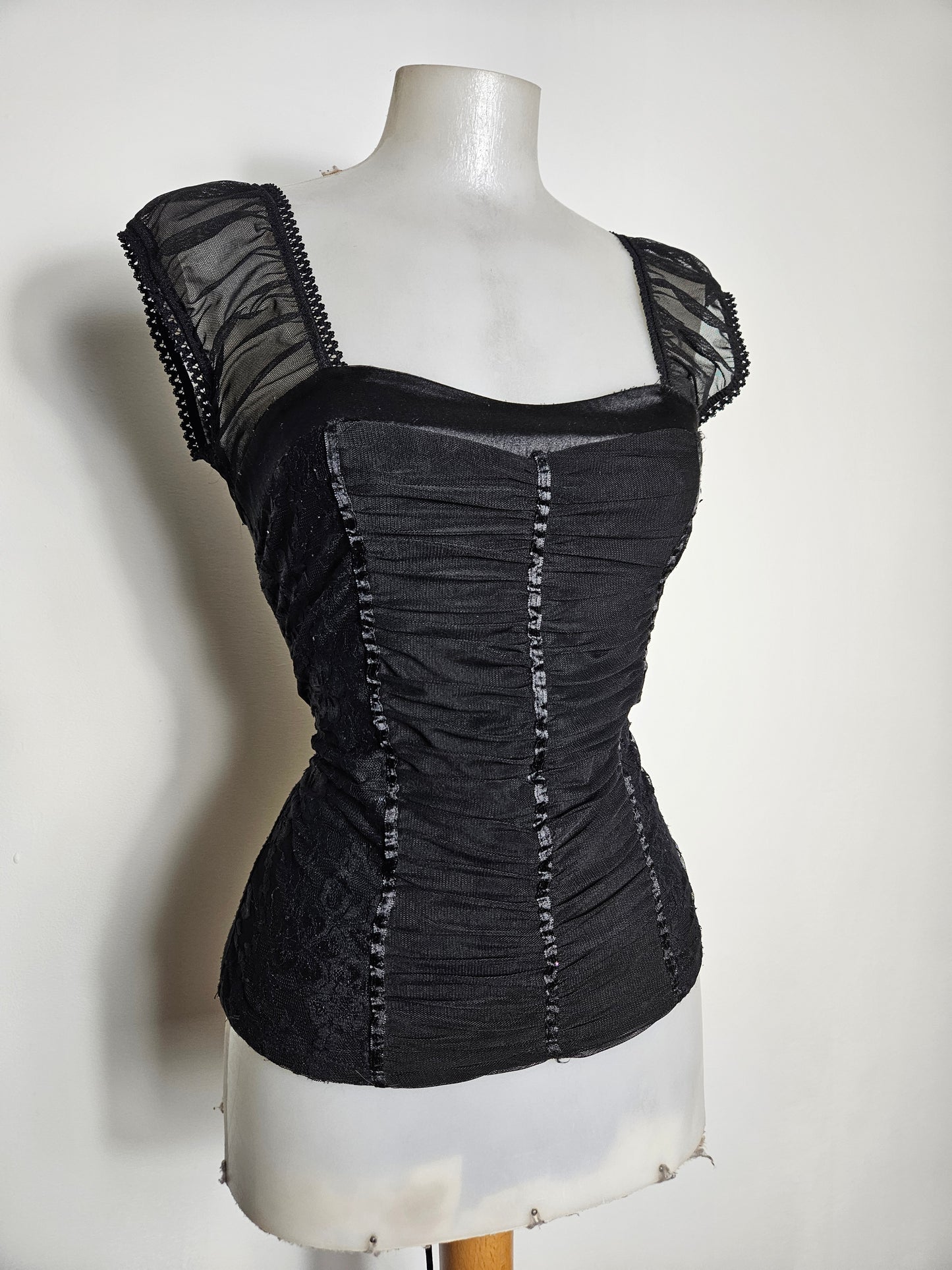 Haut noir en voile plissé