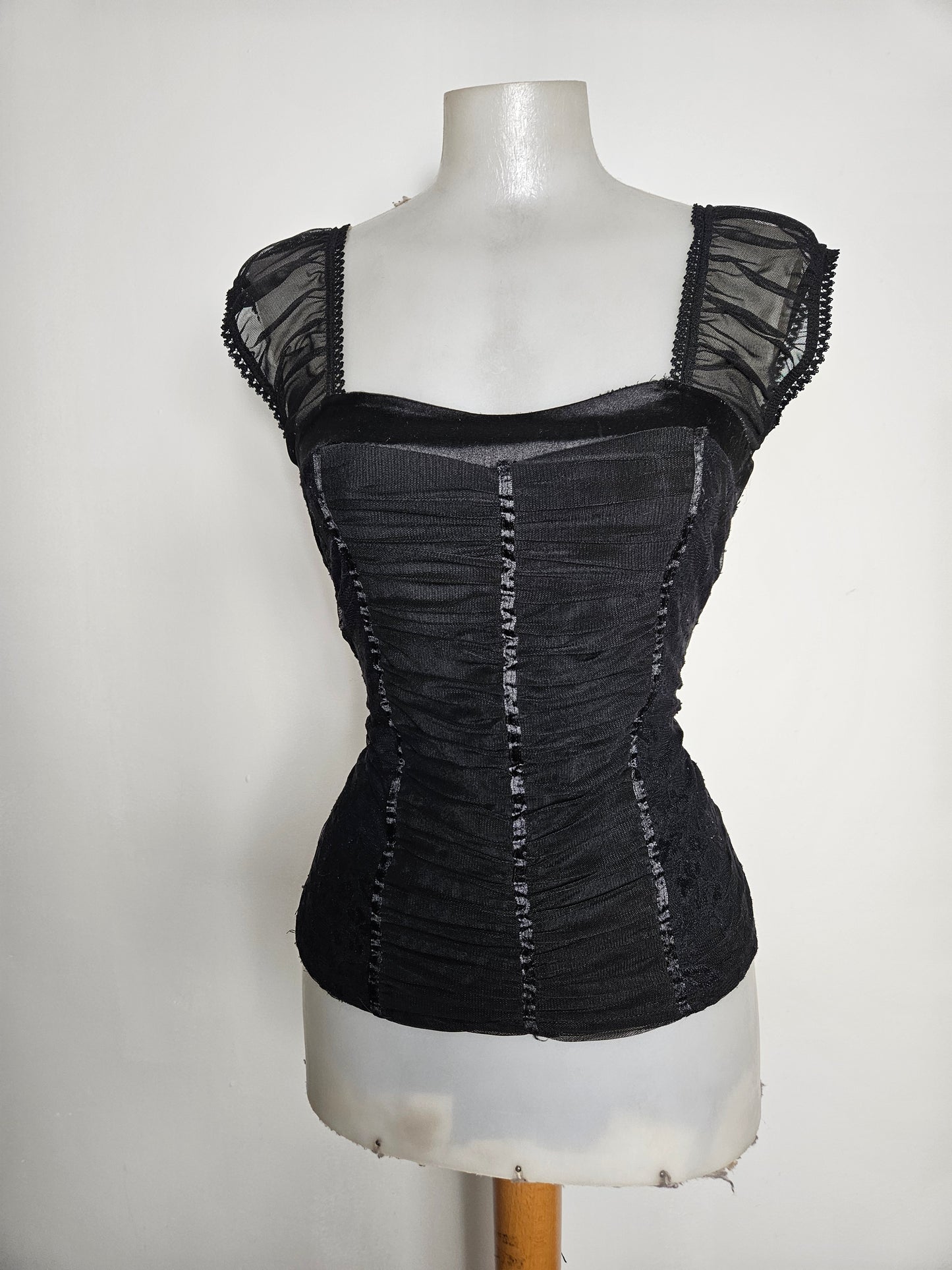 Haut noir en voile plissé