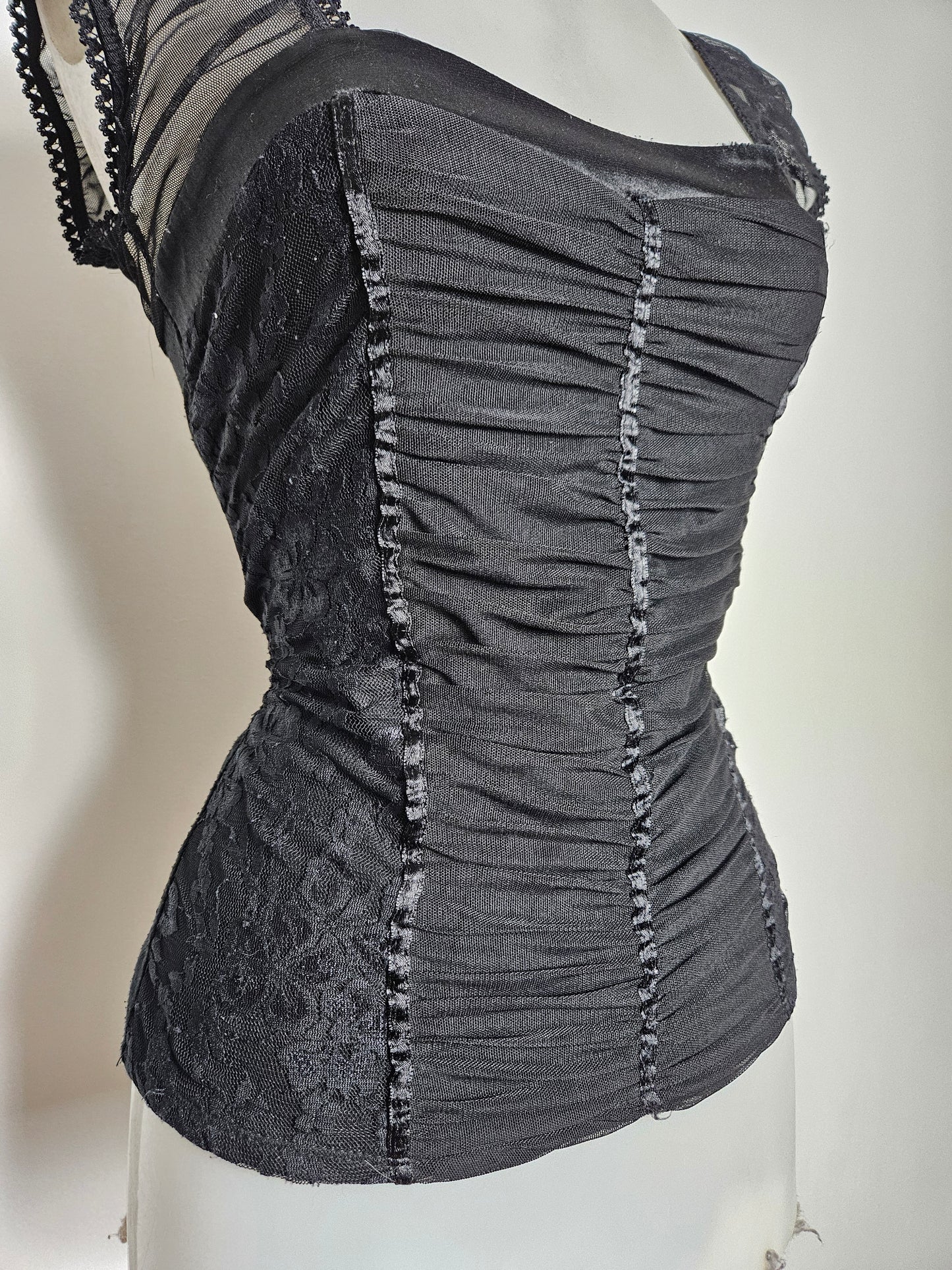 Haut noir en voile plissé