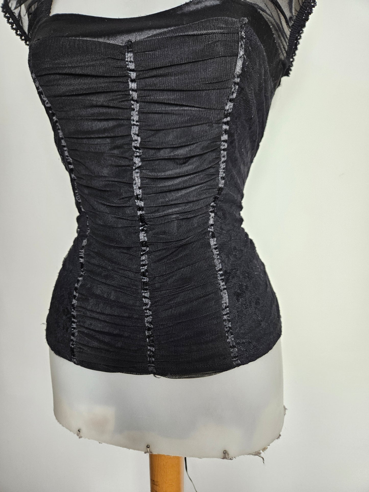 Haut noir en voile plissé