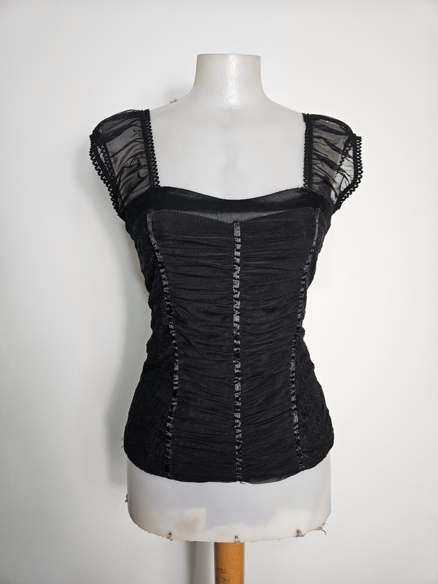 Haut noir en voile plissé