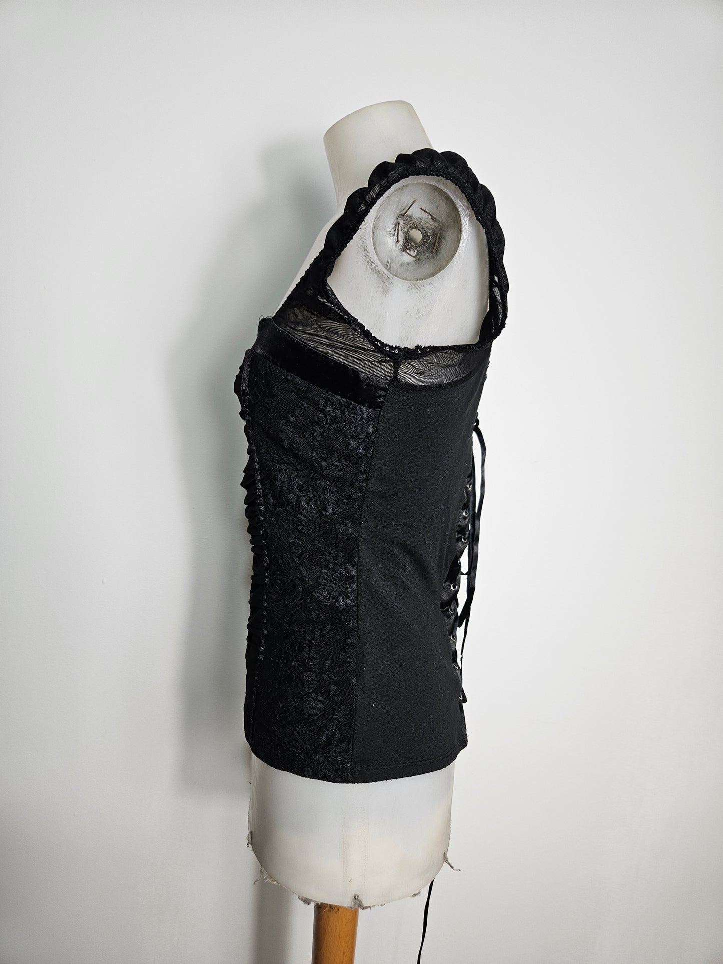 Haut noir en voile plissé