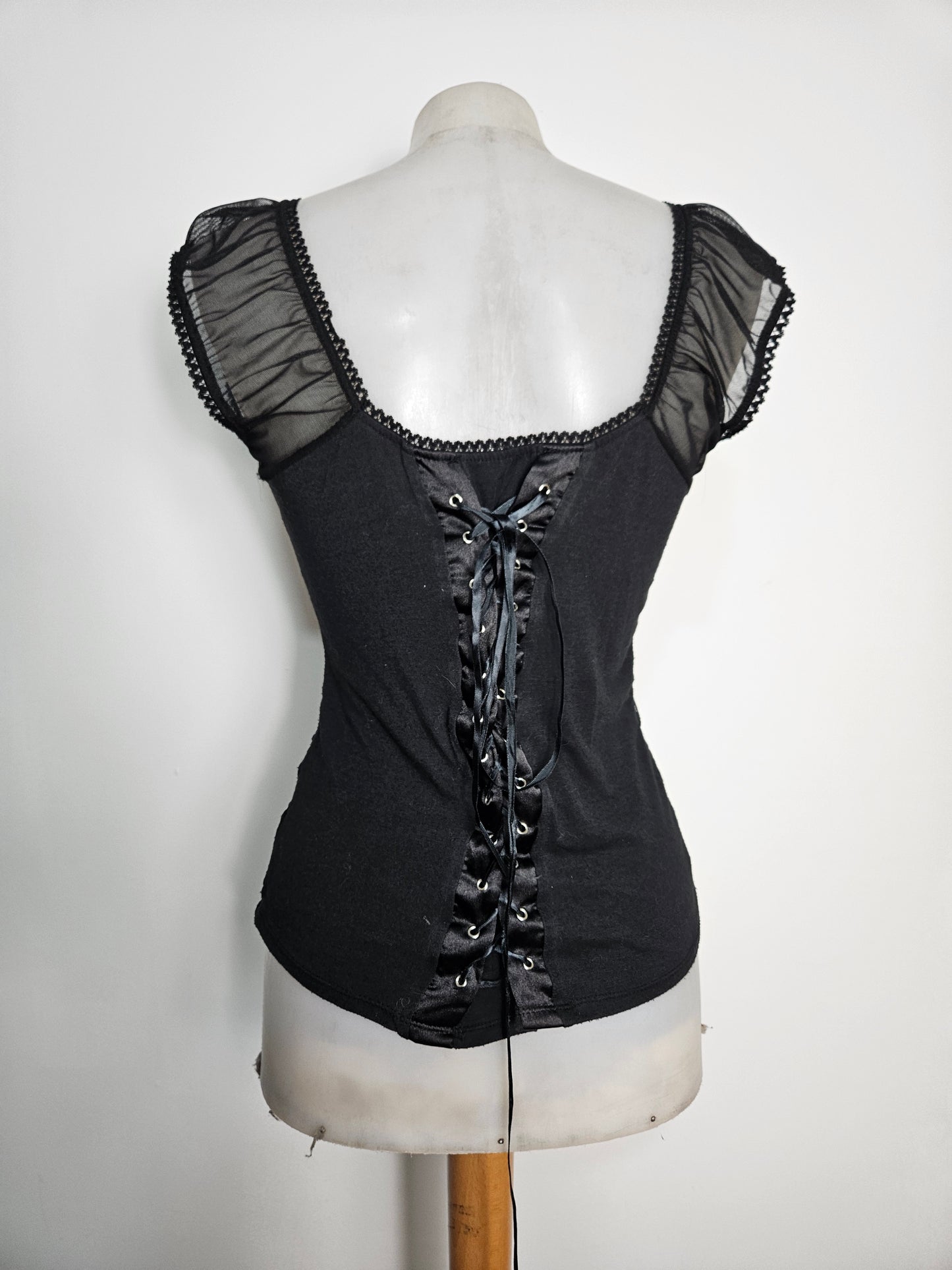 Haut noir en voile plissé