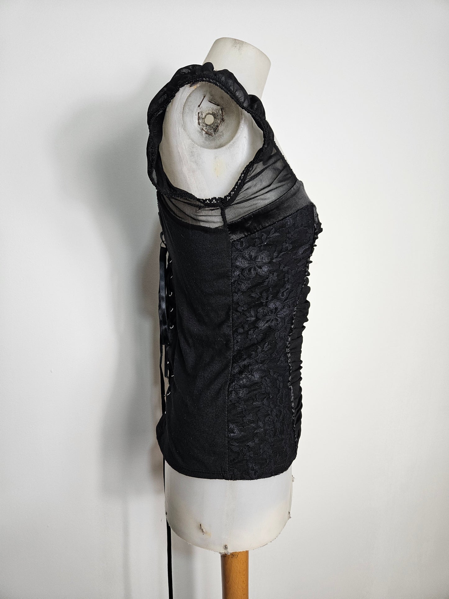 Haut noir en voile plissé