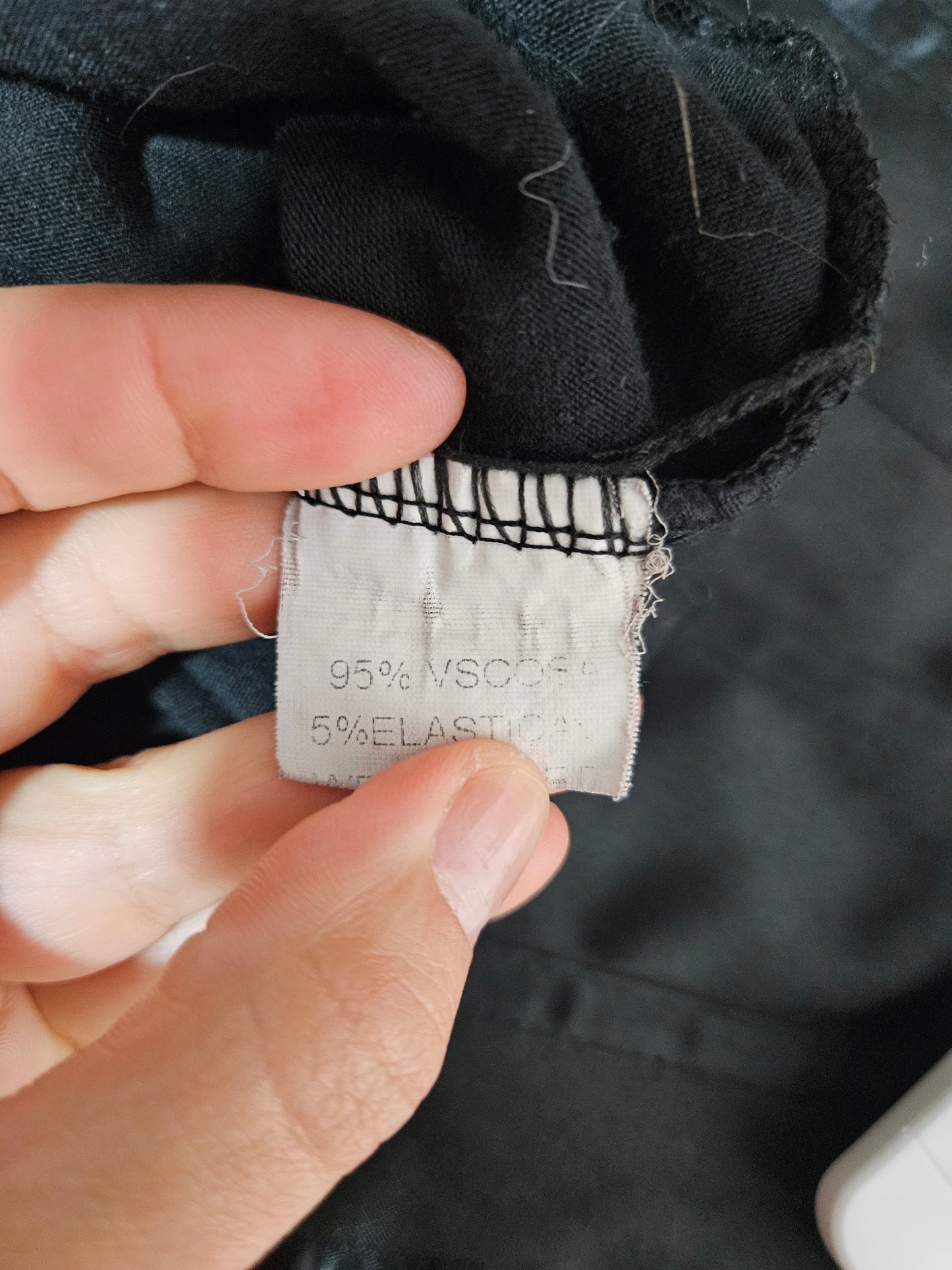 Haut noir en voile plissé