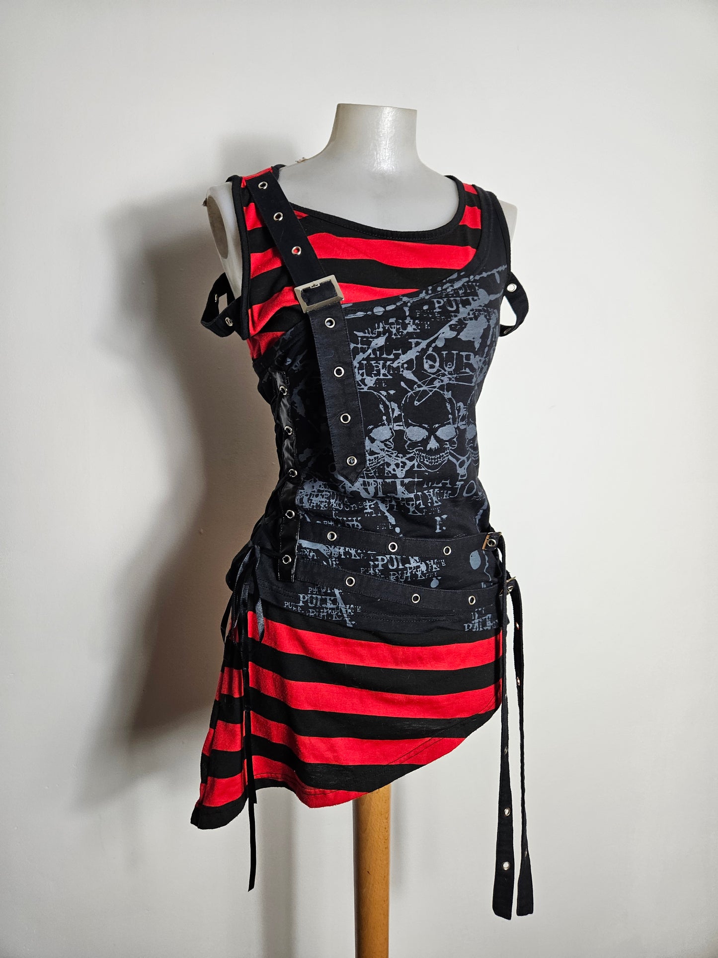 Haut déstructuré rouge et noir