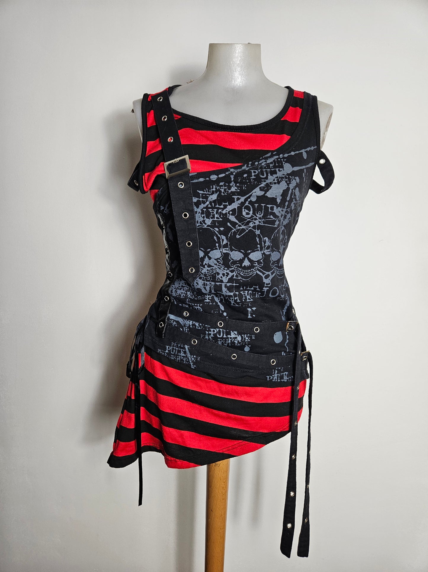 Haut déstructuré rouge et noir