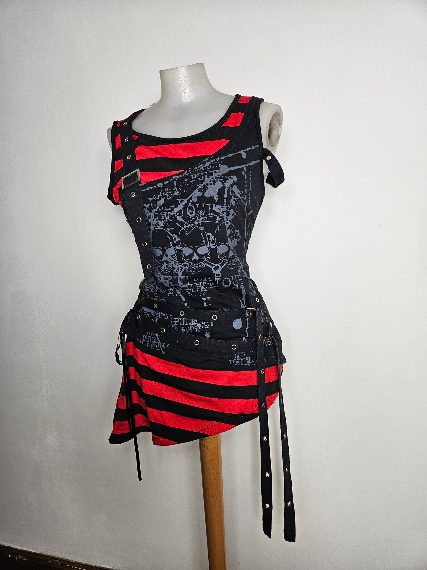 Haut déstructuré rouge et noir