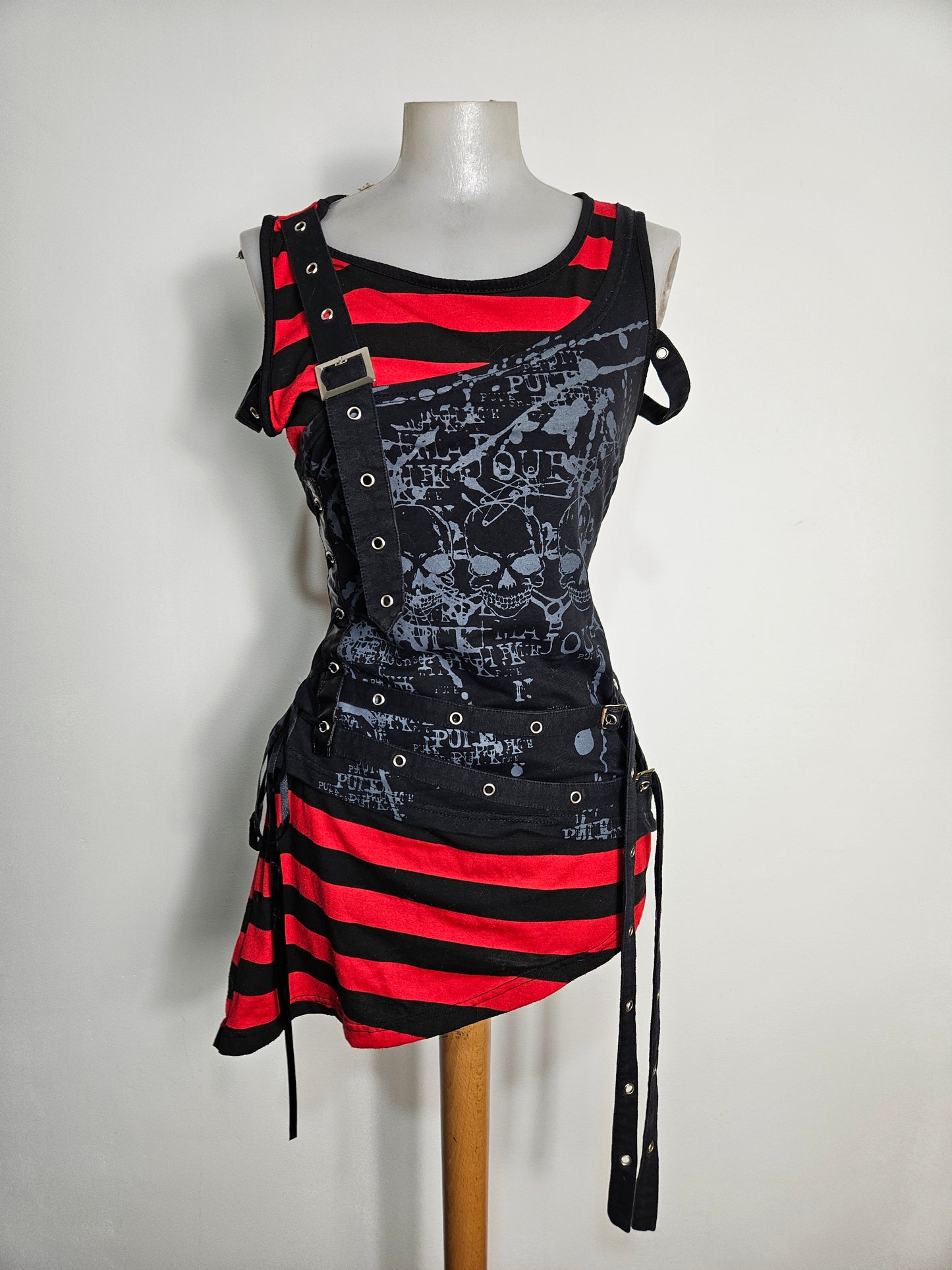 Haut déstructuré rouge et noir