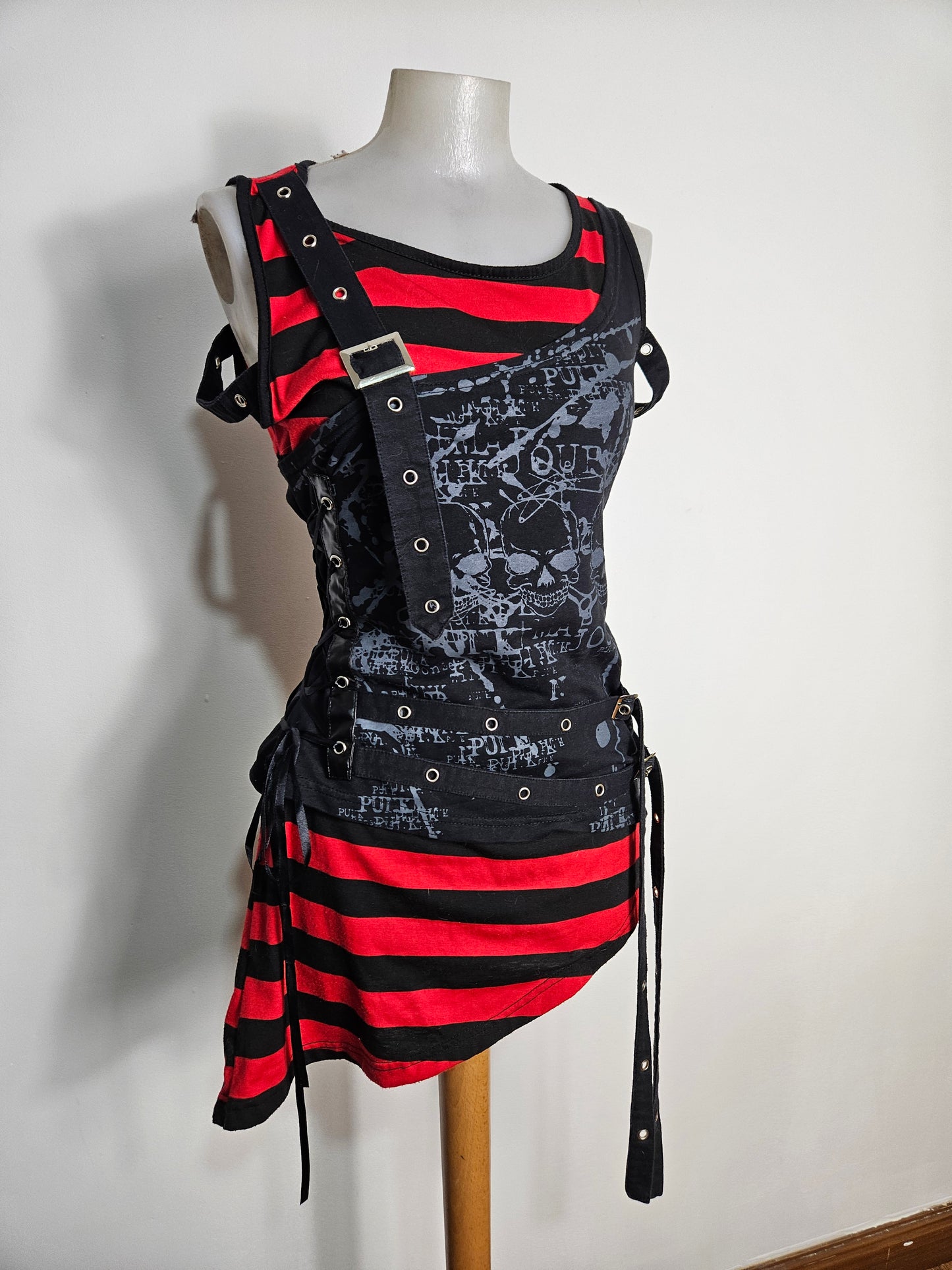 Haut déstructuré rouge et noir