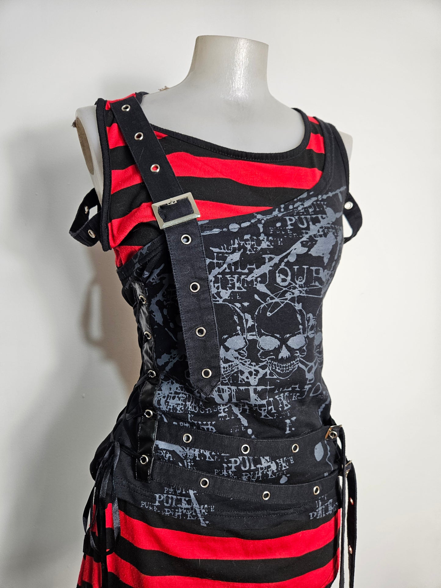 Haut déstructuré rouge et noir